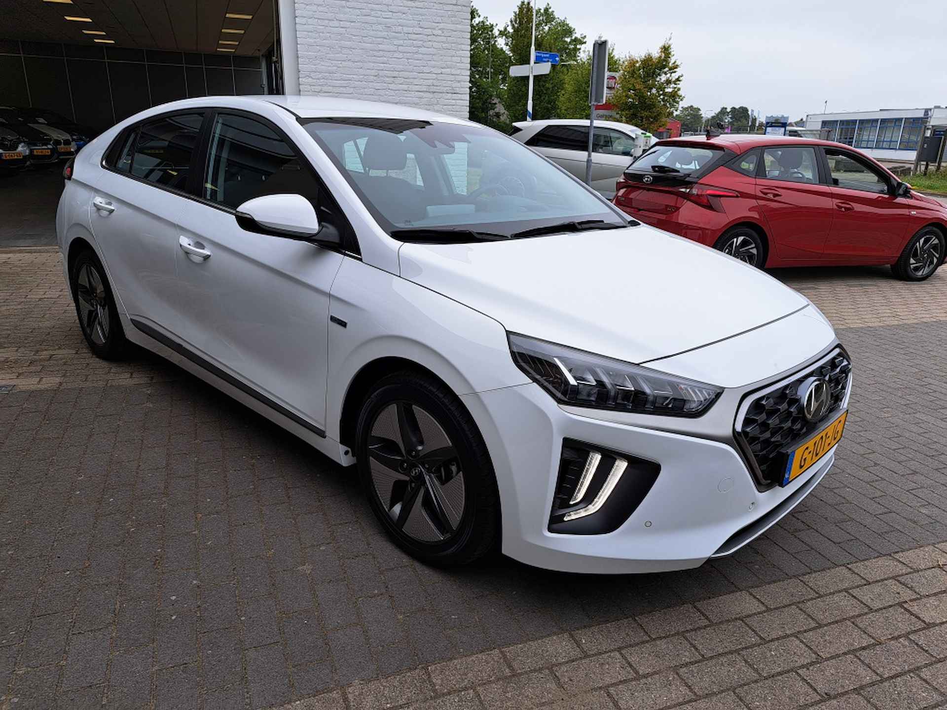 Hyundai IONIQ 1.6 GDi Comfort Plus | Navigatie | Achteruitrijcamera | Cruise c - 6/28