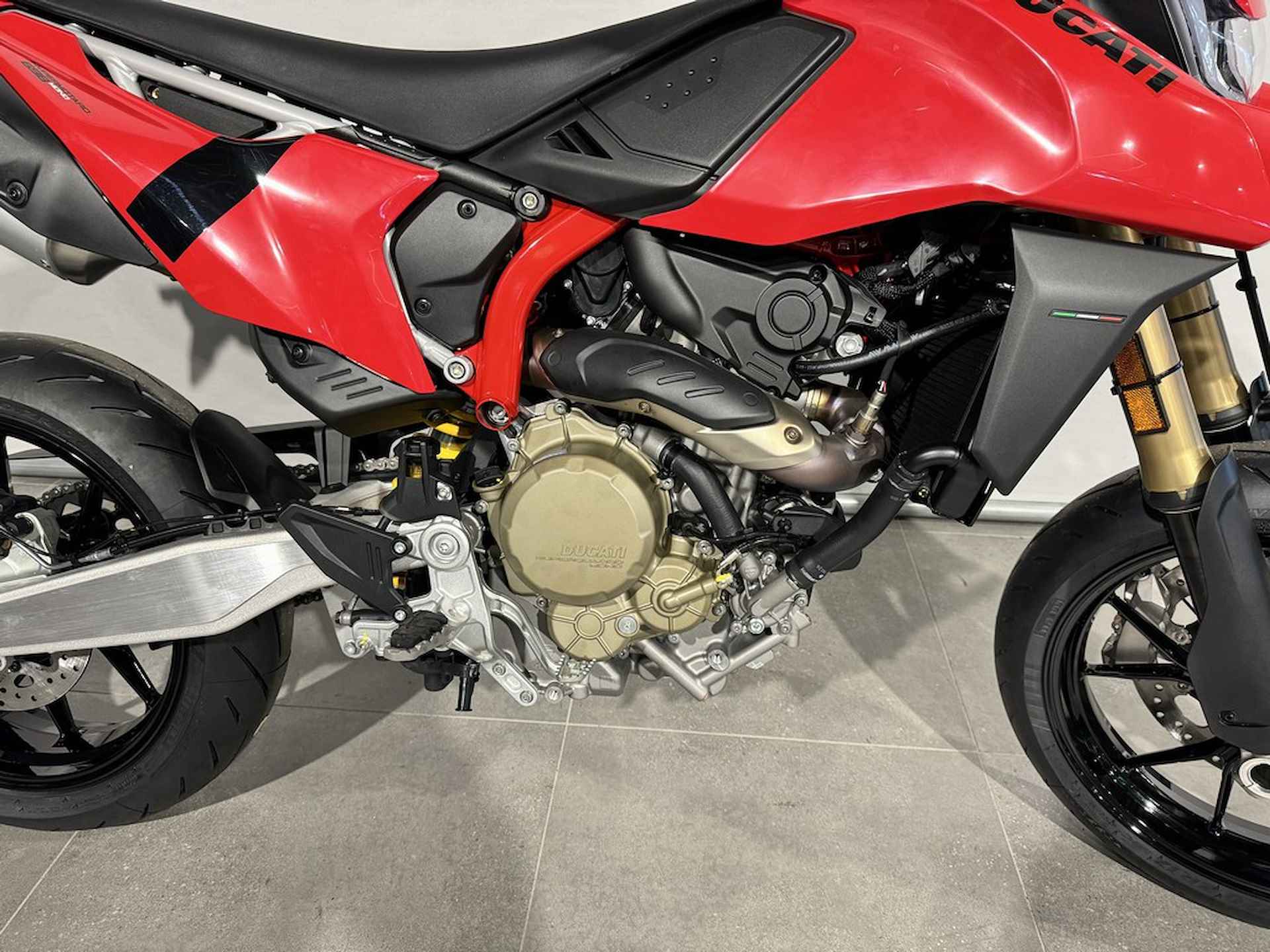 Ducati HYPERMOTARD 698 - 4/8