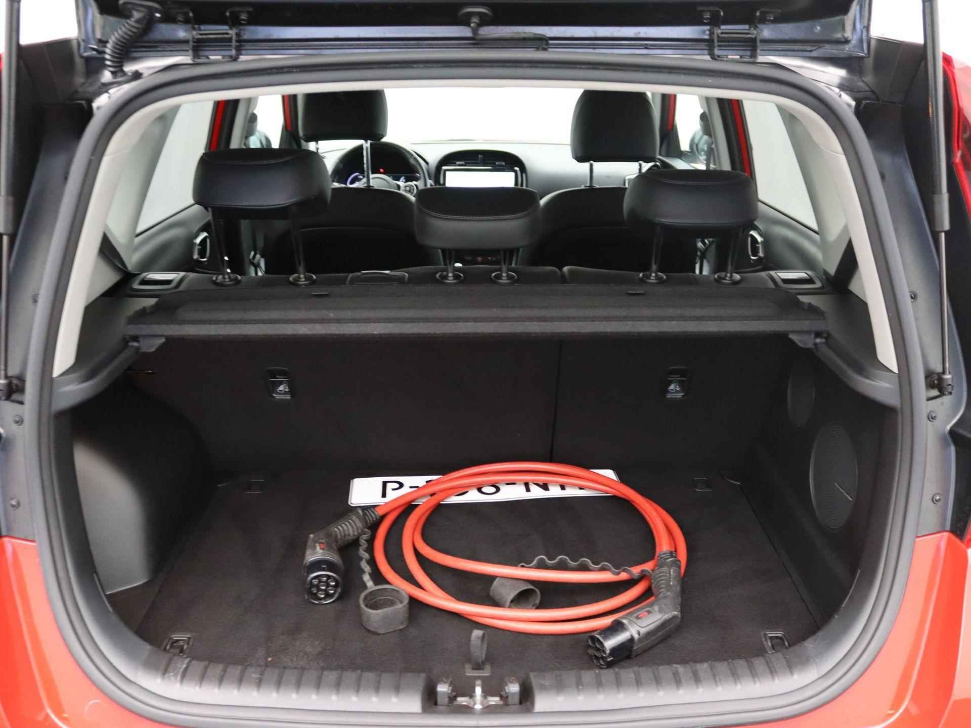 Kia e-Soul ExecutiveLine 64 kWh | 3-fase 11KW laden | Trekhaak | Warmtepomp | LM Velgen | Eerste Eigenaar! | - 38/49