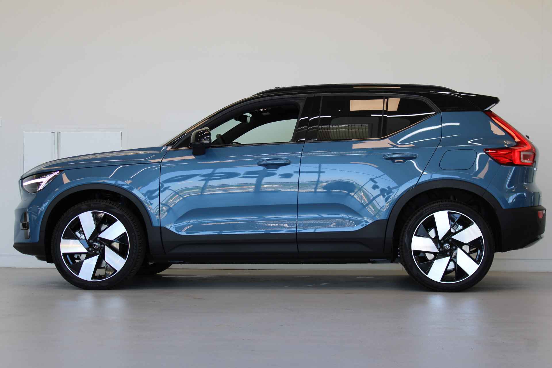 Volvo XC40 Extended Range 252PK Ultimate 82kWh | Voorraad leverbaar! | Pixel LED | Pano-dak | Getint Glas | Elektr Stoelen - 3/61