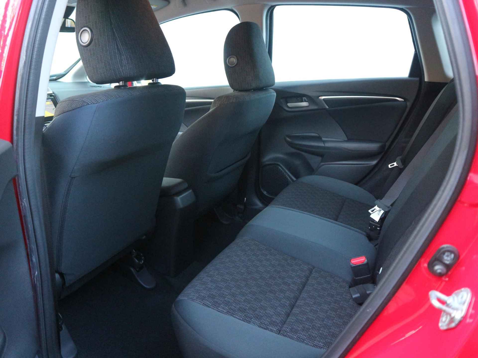 Honda Jazz 1.3 i-VTEC Comfort / Navigatie / Parkeersensoren vóór & achter / Stoelverwarming - 32/34