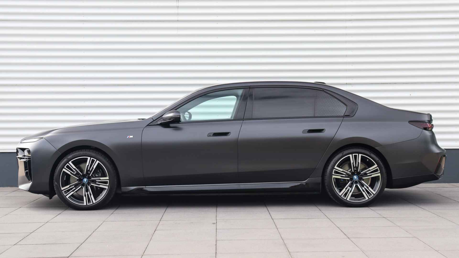 BMW i7 xDrive60 M-Sport Pro | Gran Lusso | Skylounge | Bowers & Wilkins | Connoisseur Pack - 2/37