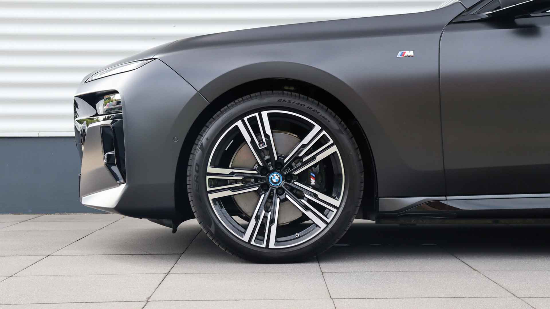 BMW i7 xDrive60 M-Sport Pro | Gran Lusso | Skylounge | Bowers & Wilkins | Connoisseur Pack - 4/37