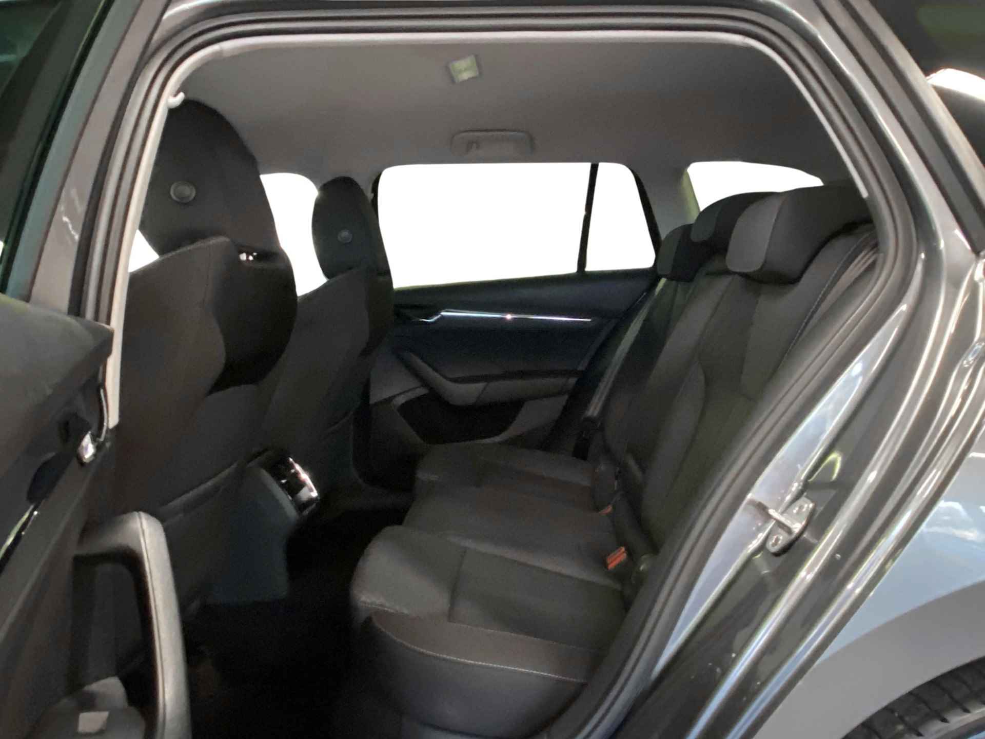 Škoda Octavia Combi 1.5 e-TSI Style / Applecarplay/Andoid auto / Navigatie / Parkeersensoren voor en achter - 7/26