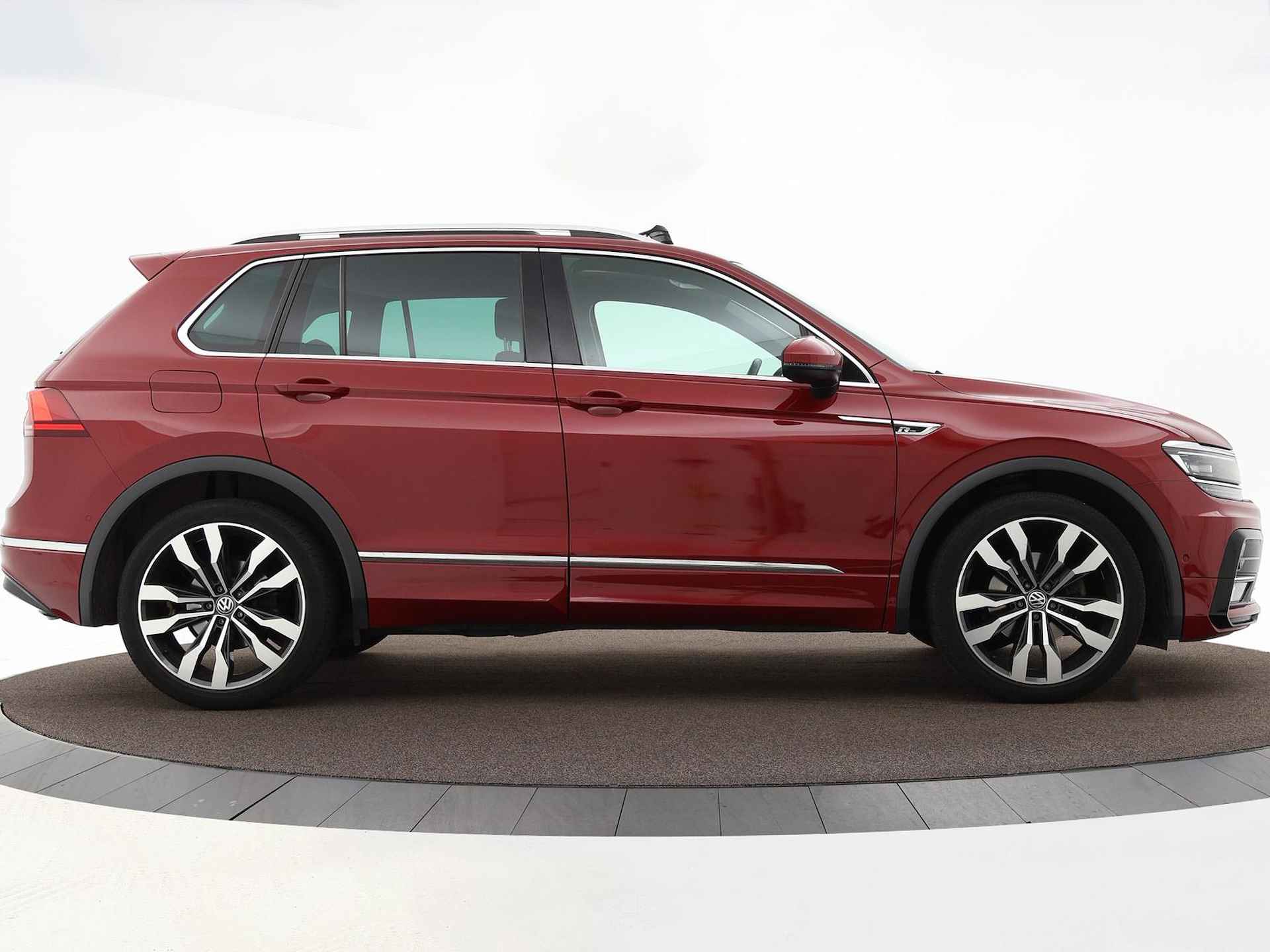 Volkswagen Tiguan 1.4 TSI 150pk DSG Highline R-line | Trekhaak | Panoramadak | Ergo-stoelen met verwarming | Achteruitrijcamera | - 32/42