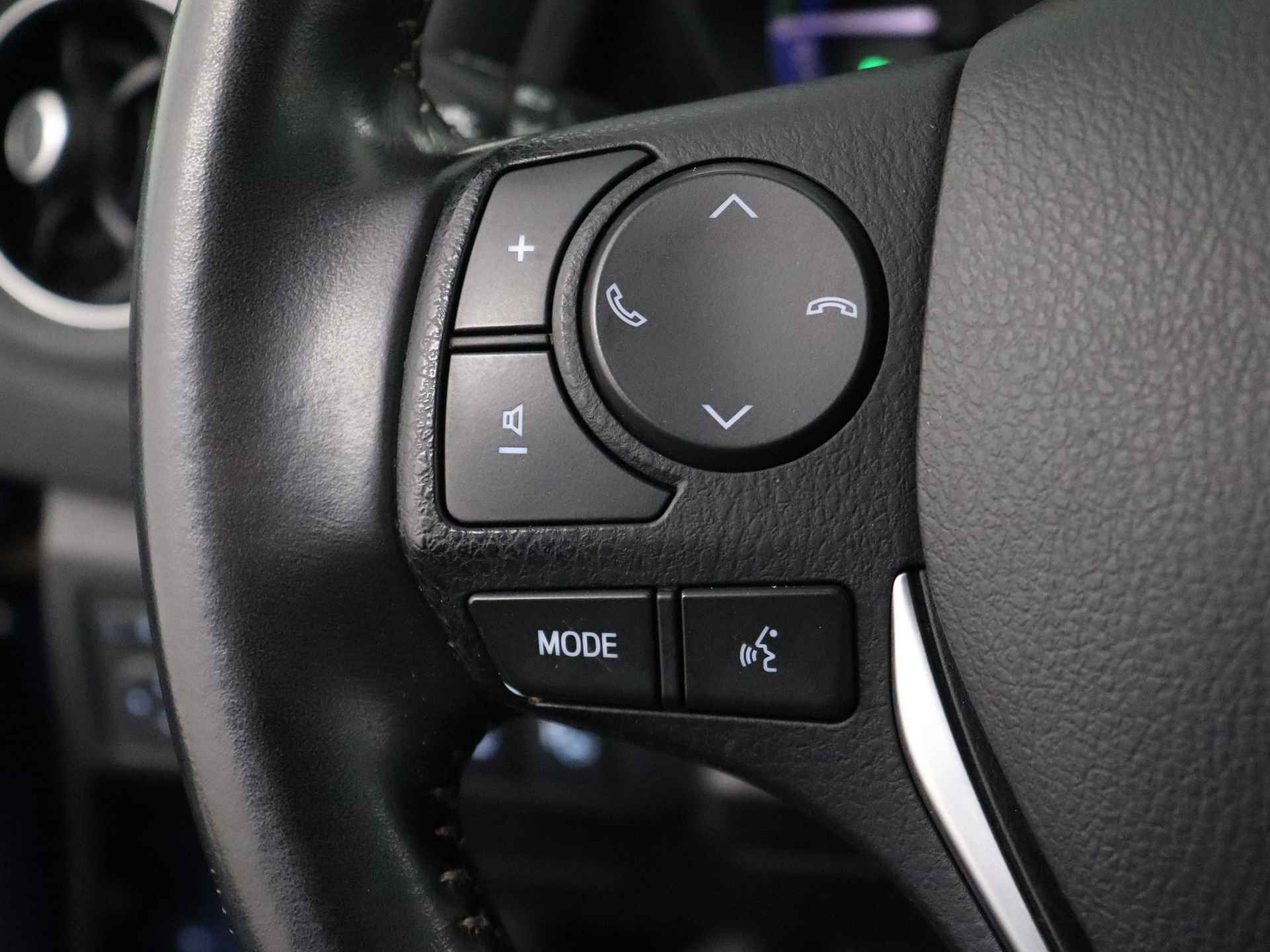 Toyota Auris Touring Sports 1.8 Hybrid Executive | Dealeronderhouden | Parkeersensoren | Stoelverwarming | - 21/41