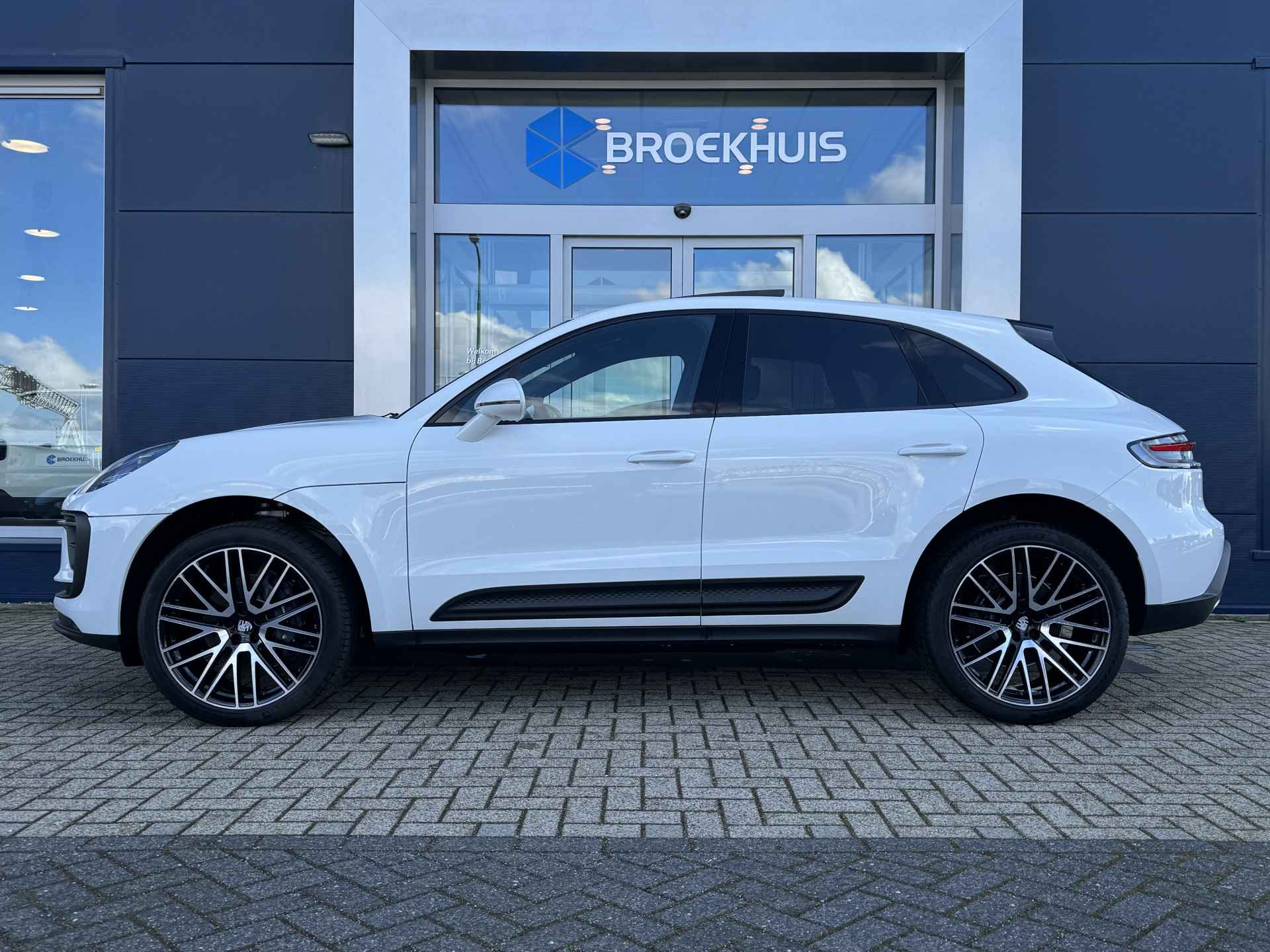 Porsche Macan 2.0 T | Schuif/kantel dak | Camera | PDC V/A | Stoelverwarming V/A | Leder | Elektr. stoelen + Memory - 8/52