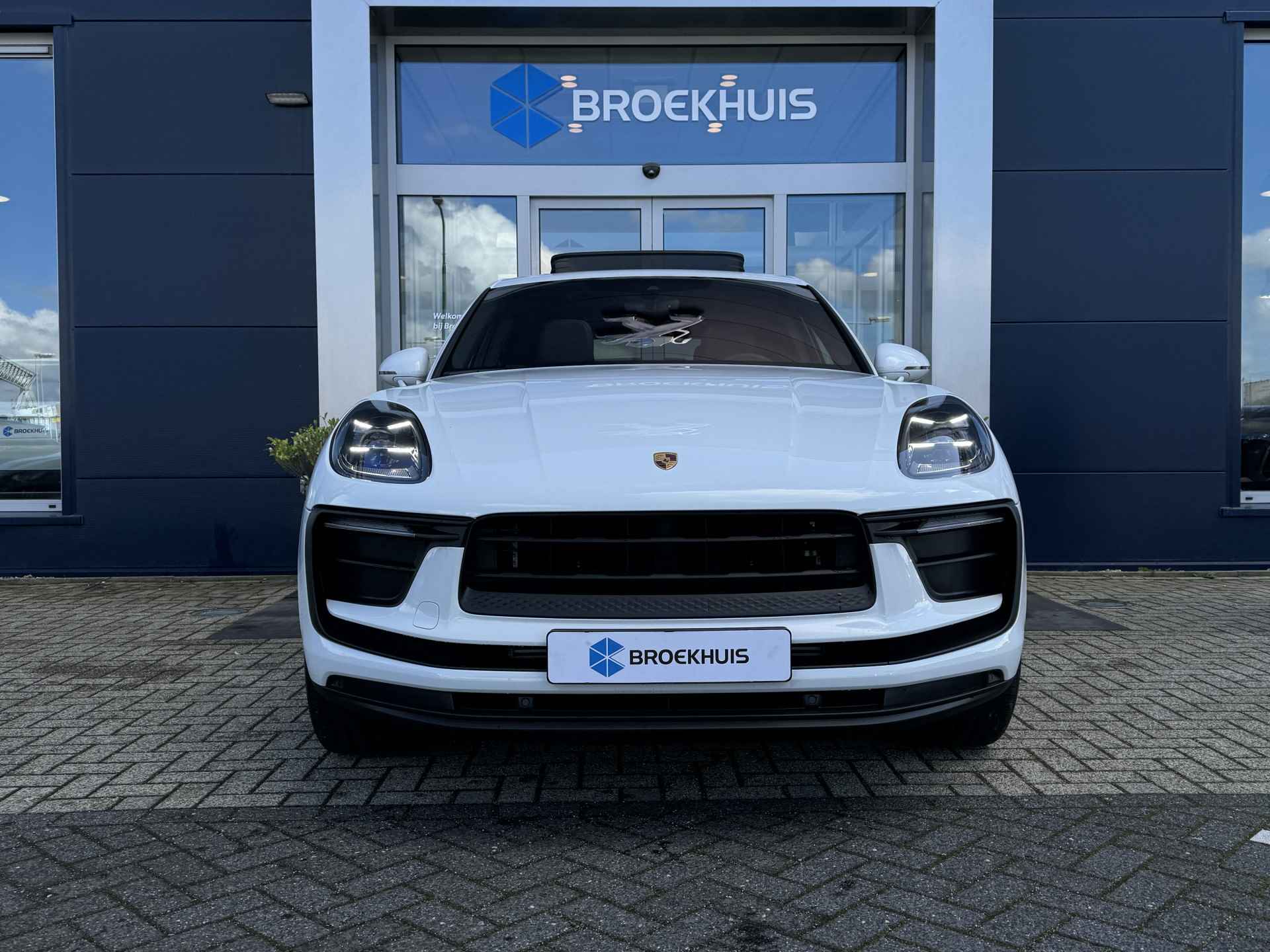 Porsche Macan 2.0 T | Schuif/kantel dak | Camera | PDC V/A | Stoelverwarming V/A | Leder | Elektr. stoelen + Memory - 9/52