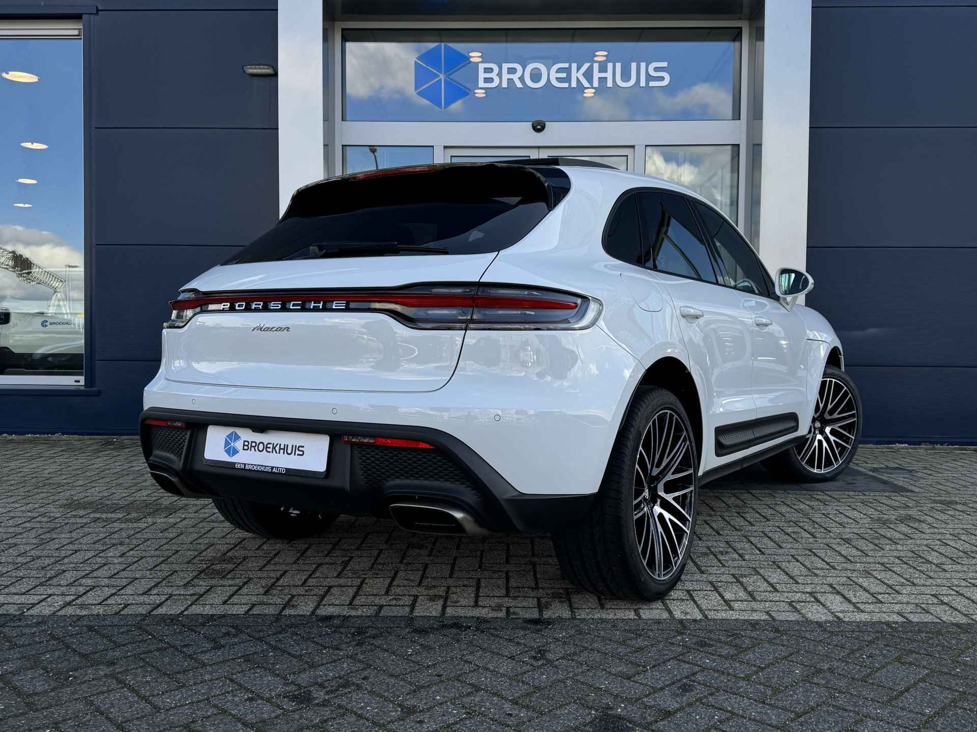 Porsche Macan 2.0 T | Schuif/kantel dak | Camera | PDC V/A | Stoelverwarming V/A | Leder | Elektr. stoelen + Memory - 11/52