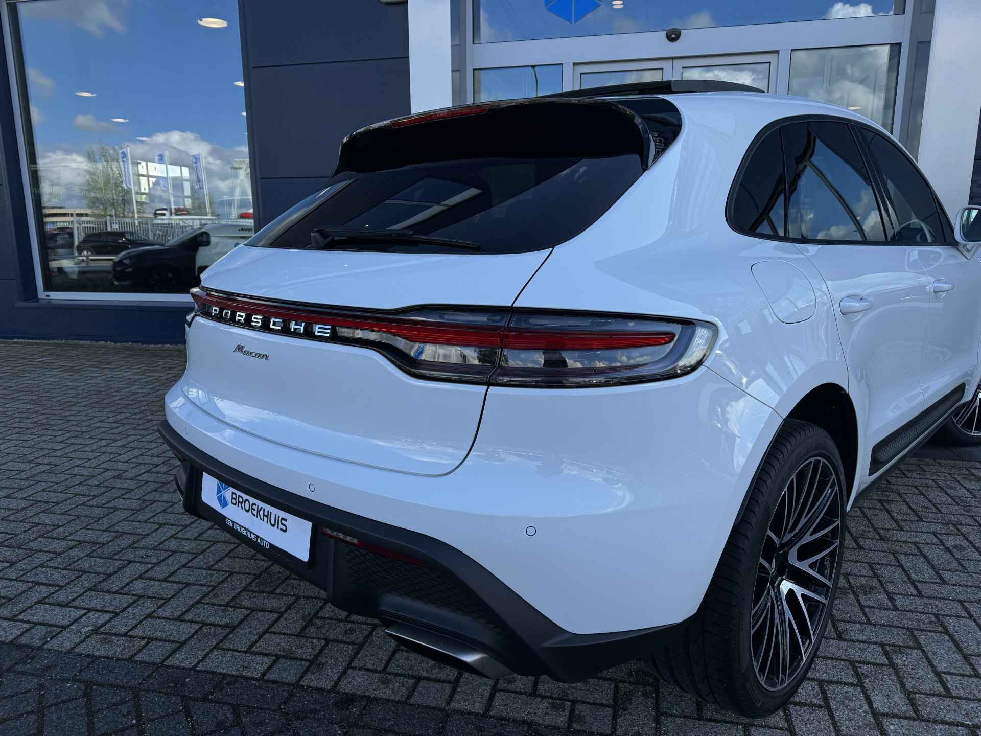 Porsche Macan 2.0 T | Schuif/kantel dak | Camera | PDC V/A | Stoelverwarming V/A | Leder | Elektr. stoelen + Memory - 12/52