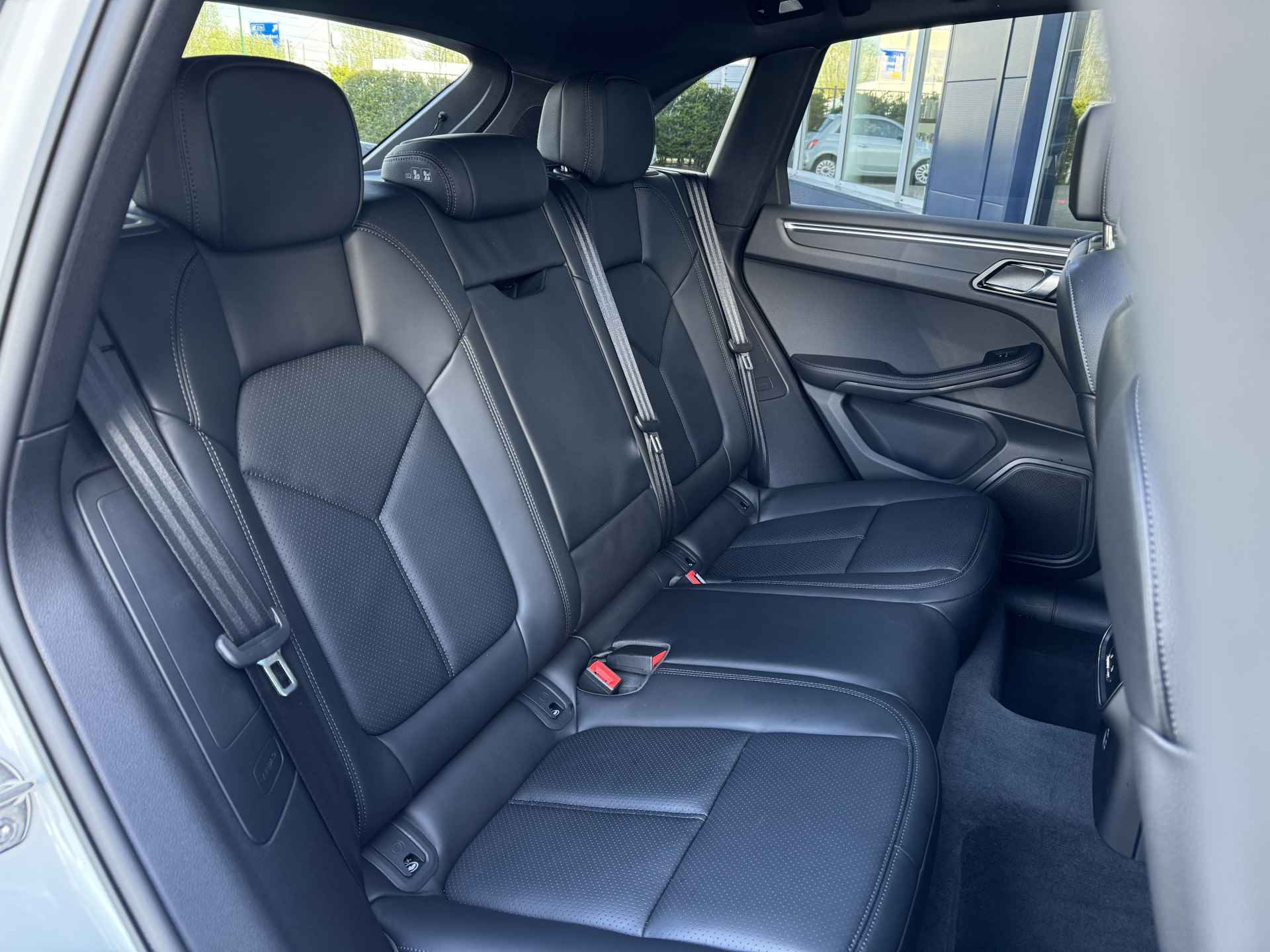 Porsche Macan 2.0 T | Schuif/kantel dak | Camera | PDC V/A | Stoelverwarming V/A | Leder | Elektr. stoelen + Memory - 18/52