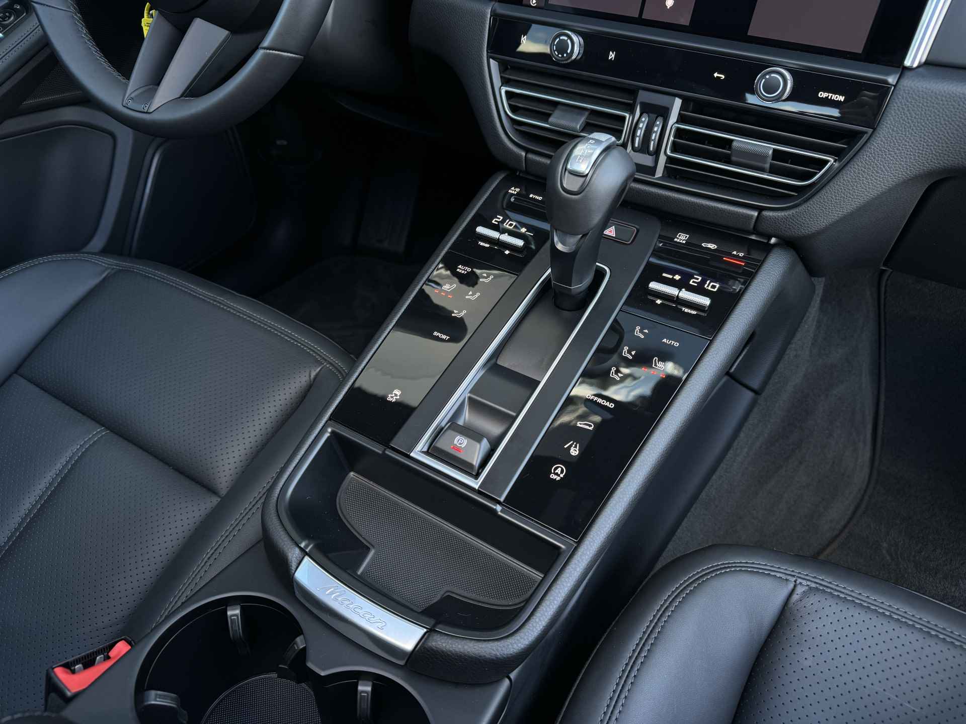 Porsche Macan 2.0 T | Schuif/kantel dak | Camera | PDC V/A | Stoelverwarming V/A | Leder | Elektr. stoelen + Memory - 32/52