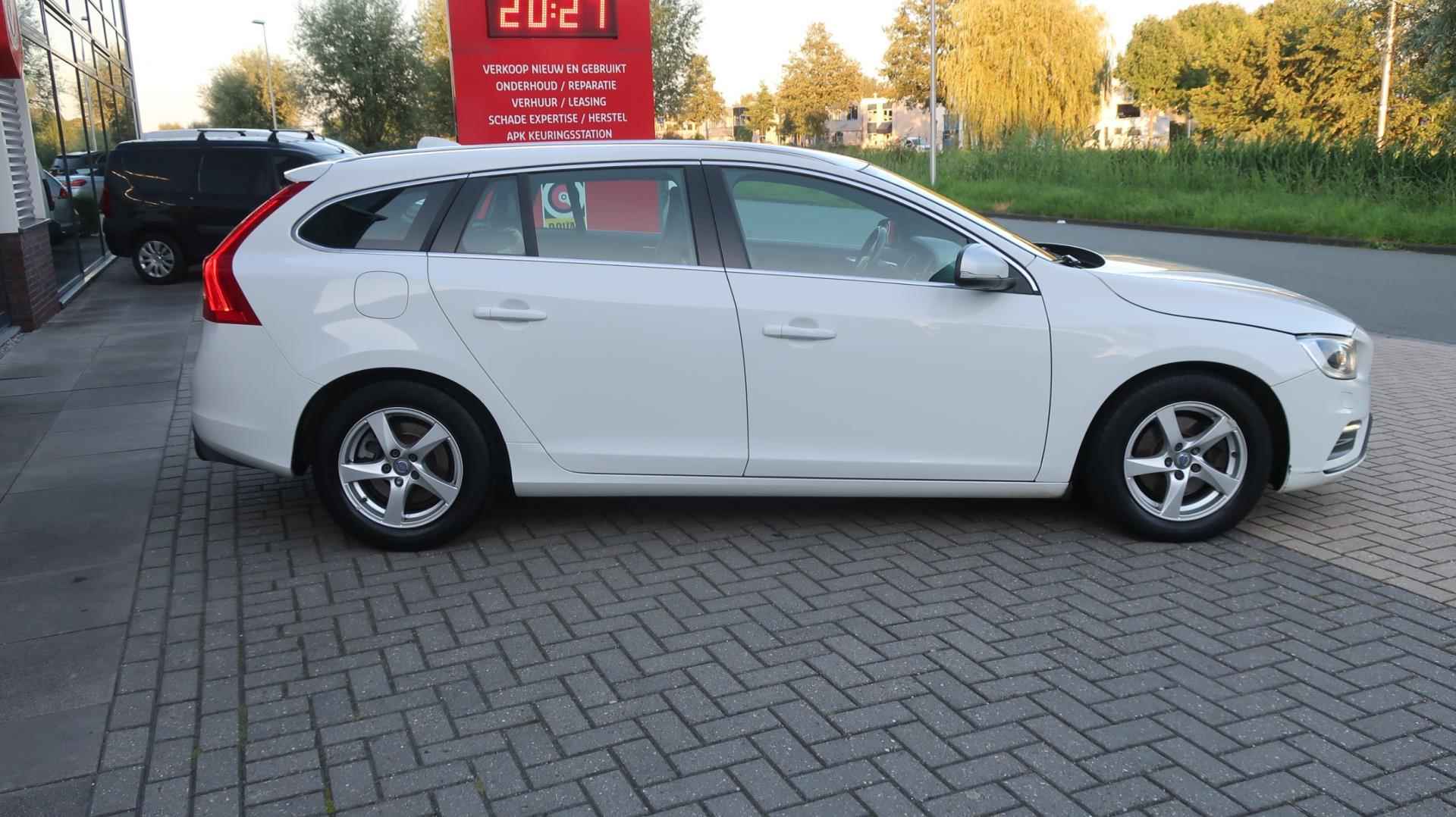 Volvo V60 2.0 T3 Nordic+ - 2/28