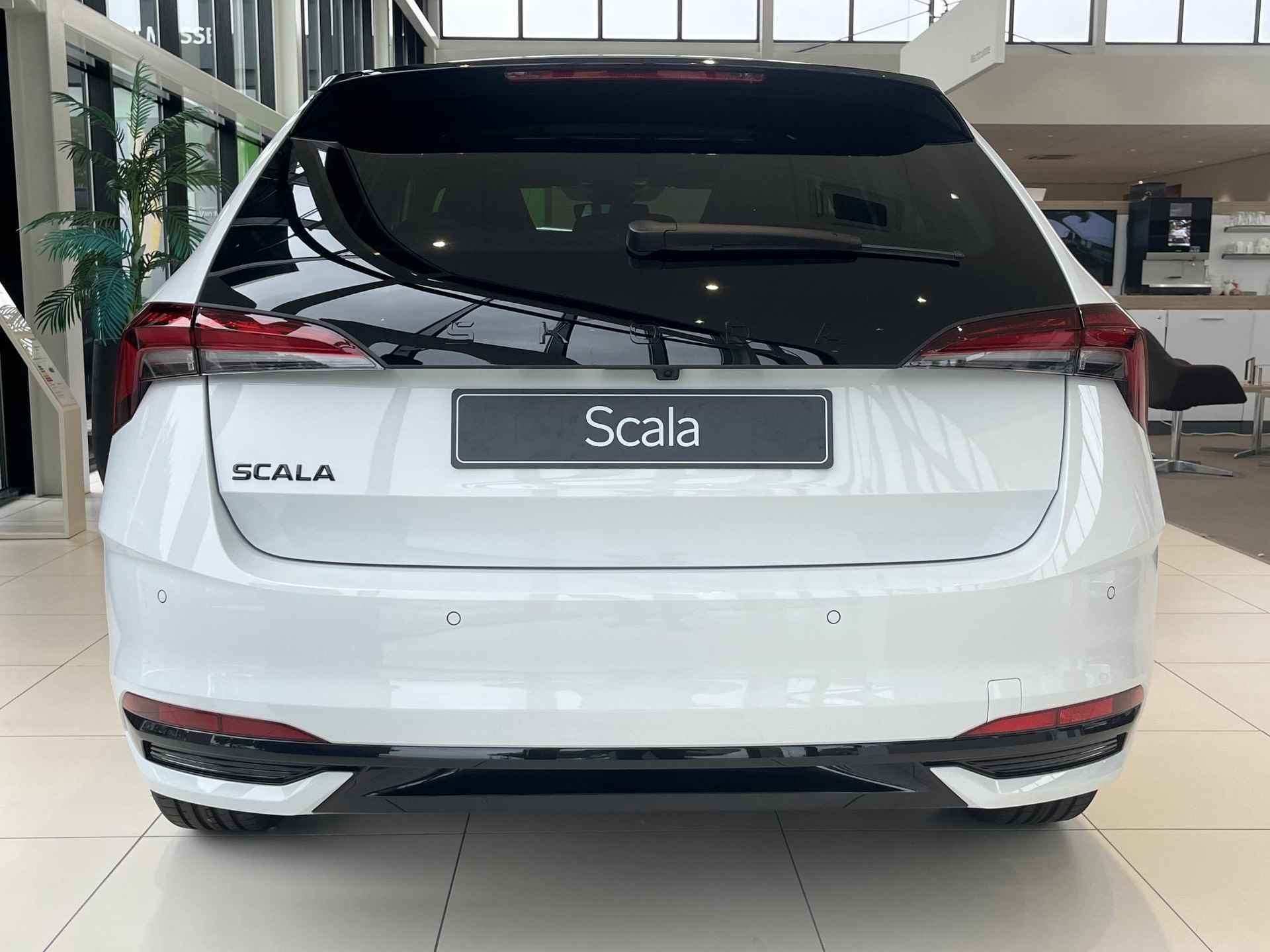 Skoda Scala 1.0 TSI Monte Carlo 115 PK | Automaat | Matrix LED Koplampen | Navigatie | Climate Control | Achteruitrijcamera | Panorama dak | Lederen bekleding | Keyless-Entry | Adaptive Cruise Control | Privacy Glass | Apple Carplay/Android Auto | Parkeersensoren | Stoelverwarming | Lichtmetalen velgen | € 1.500,- inruilpremie! | Direct leverbaar! | - 5/17