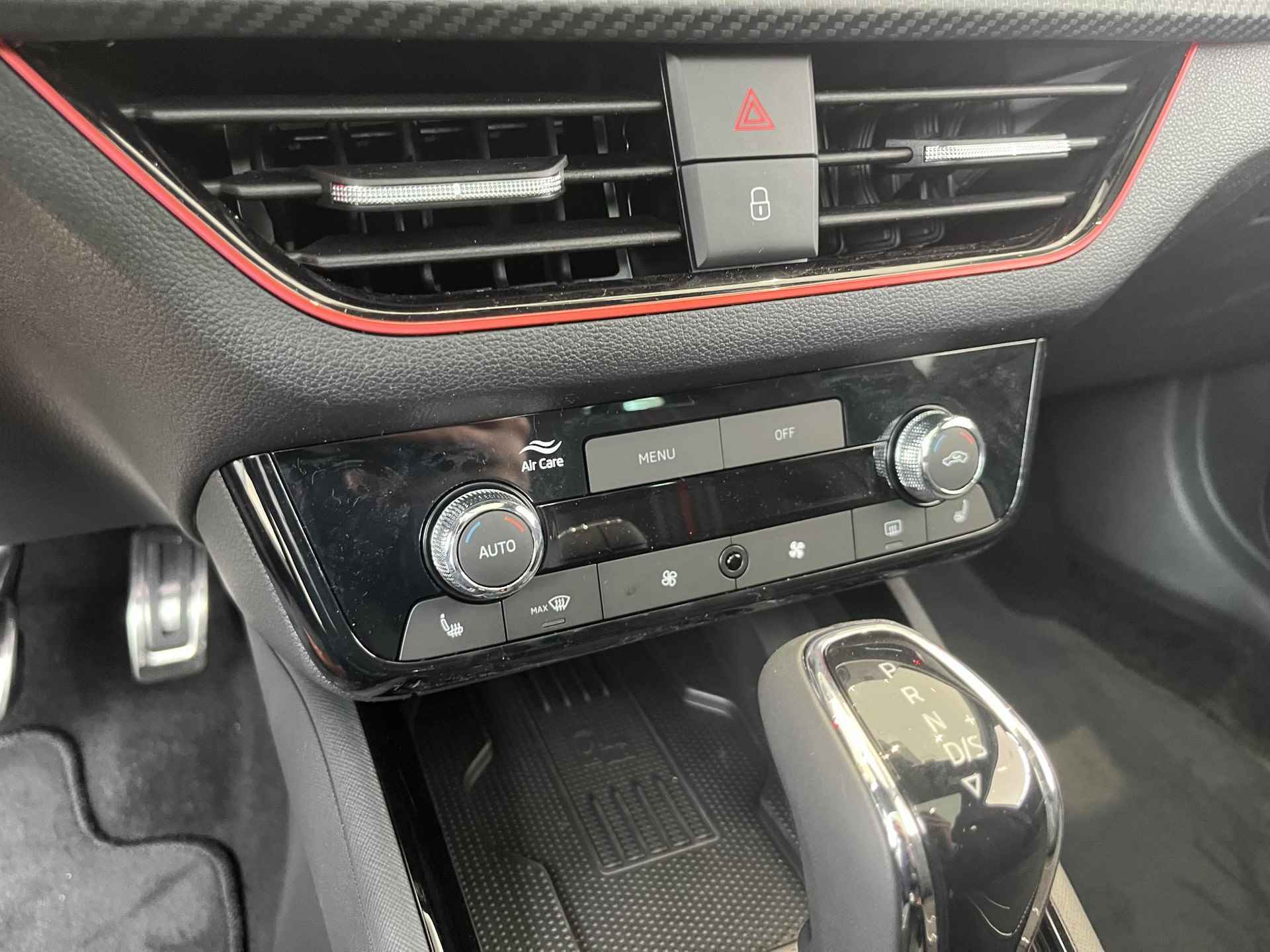 Skoda Scala 1.0 TSI Monte Carlo 115 PK | Automaat | Matrix LED Koplampen | Navigatie | Climate Control | Achteruitrijcamera | Panorama dak | Lederen bekleding | Keyless-Entry | Adaptive Cruise Control | Privacy Glass | Apple Carplay/Android Auto | Parkeersensoren | Stoelverwarming | Lichtmetalen velgen | € 1.500,- inruilpremie! | Direct leverbaar! | - 14/17