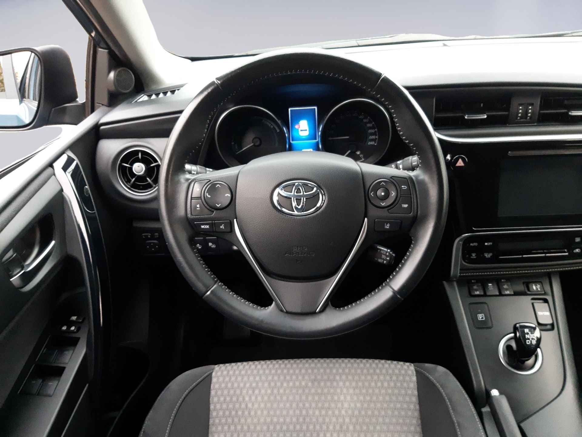 Toyota Auris Touring Sports 1.8 Hybrid Dynamic Ultimate 1e-Eig. Keurig-Onderh. BOVAG-Garantie. NL-AUTO.  Achteruitrijcamera, navigatie, Parkeer-Sensoren-V+A, Verwarmde-Voorstoelen, Keyless-Entry, Dab, Privacy-Glas - 18/35