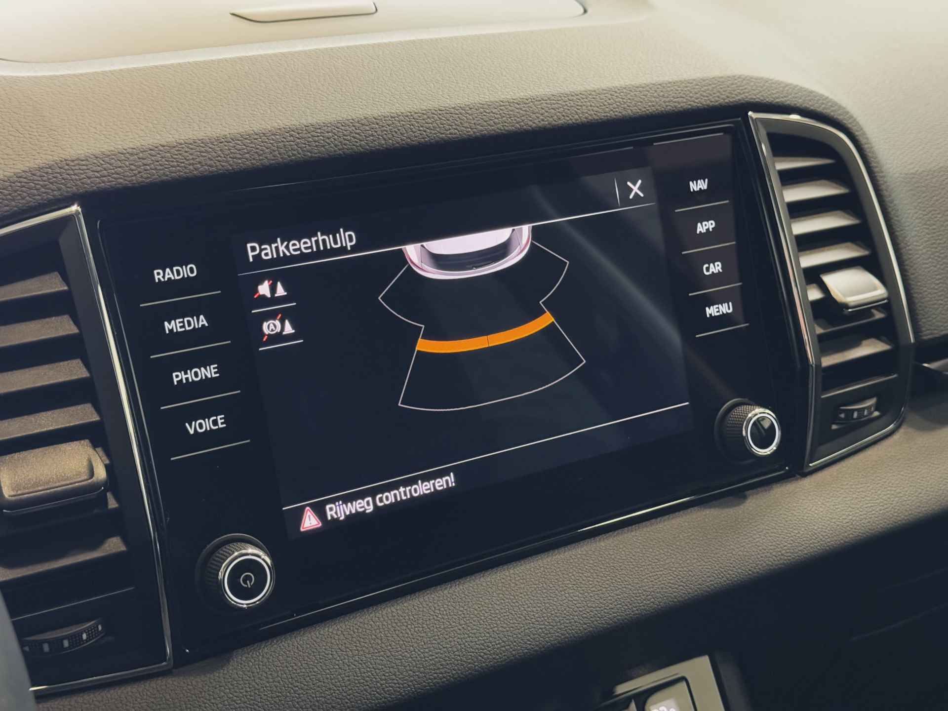 Škoda Karoq 1.5 TSI 150PK BUSINESS LED VIR.COCKPIT CARPLAY NAVI ELEK.KLEP STOEL/STUUR VERW. LMV 2024 - 8/77