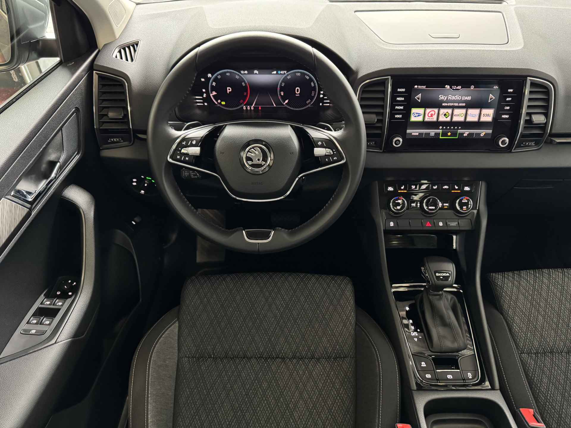 Škoda Karoq 1.5 TSI 150PK BUSINESS LED VIR.COCKPIT CARPLAY NAVI ELEK.KLEP STOEL/STUUR VERW. LMV 2024 - 18/77