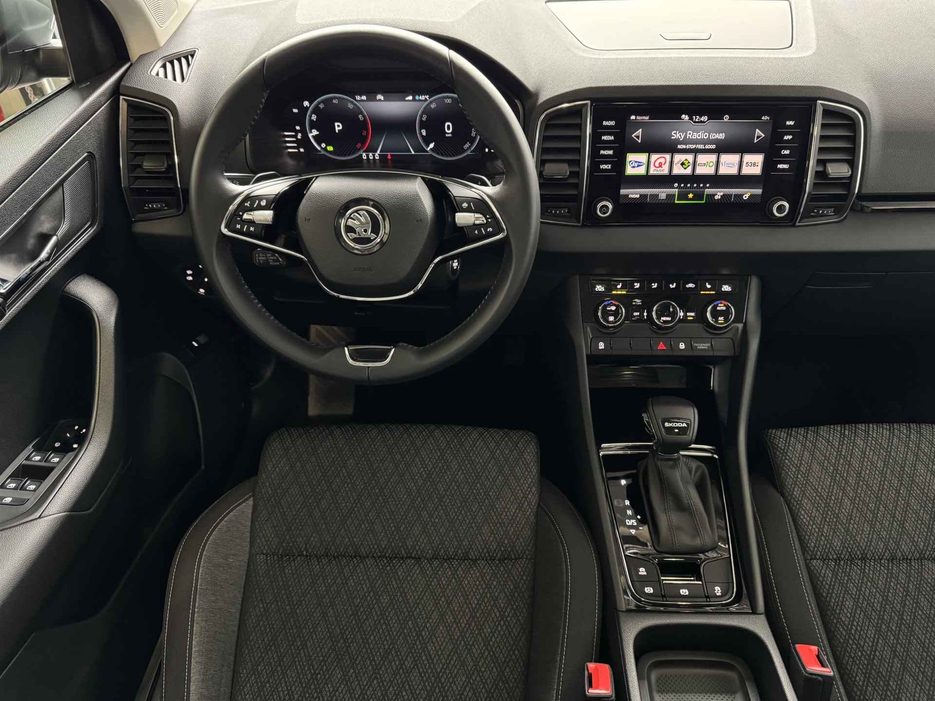 Škoda Karoq 1.5 TSI 150PK BUSINESS LED VIR.COCKPIT CARPLAY NAVI ELEK.KLEP STOEL/STUUR VERW. LMV 2024 - 19/77