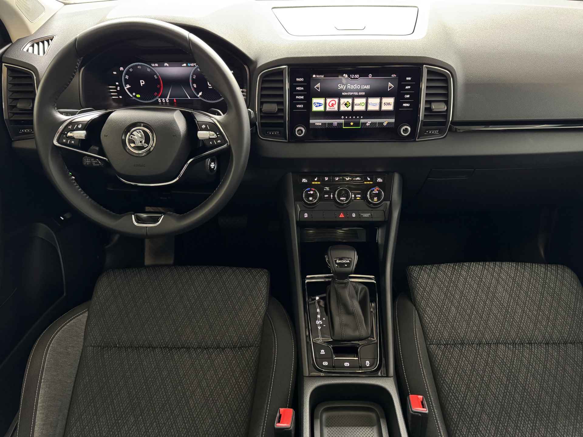 Škoda Karoq 1.5 TSI 150PK BUSINESS LED VIR.COCKPIT CARPLAY NAVI ELEK.KLEP STOEL/STUUR VERW. LMV 2024 - 20/77