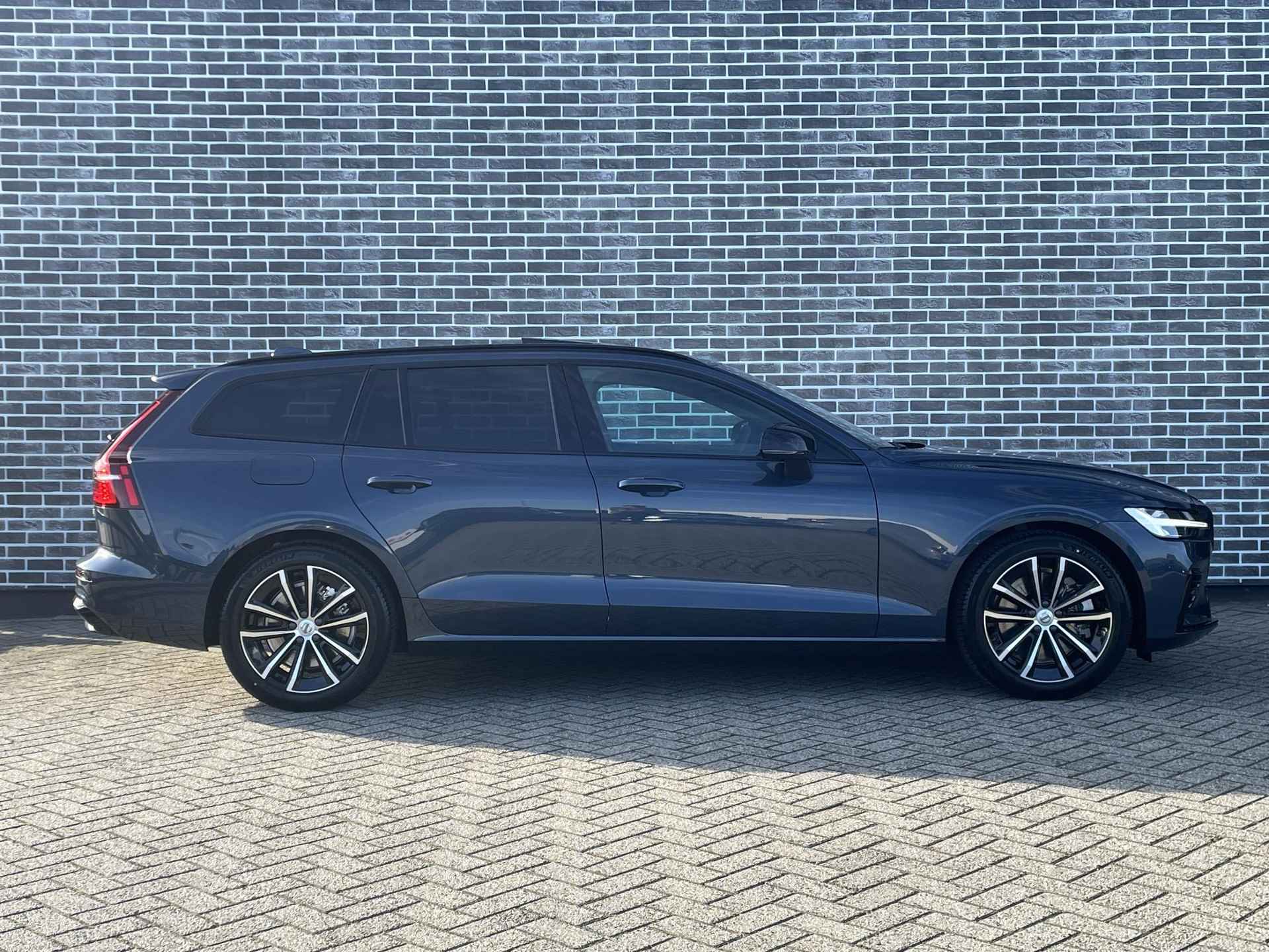 Volvo V60 2.0 T6 Recharge AWD Plus Dark | Extra getint glas| Schuifdak | Harman Kardon audio | Elektrische achterklep | Stoel en stuurverwarming | Adaptieve Cruise control - 3/18