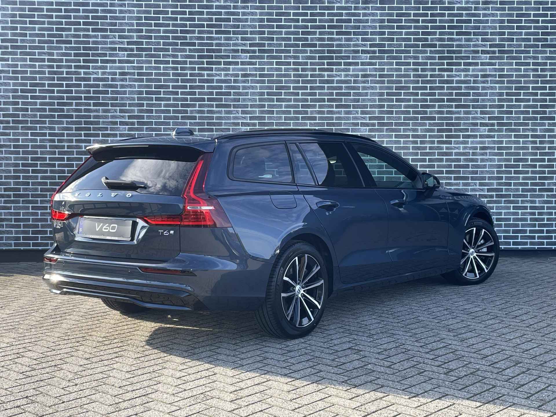 Volvo V60 2.0 T6 Recharge AWD Plus Dark | Extra getint glas| Schuifdak | Harman Kardon audio | Elektrische achterklep | Stoel en stuurverwarming | Adaptieve Cruise control - 5/18