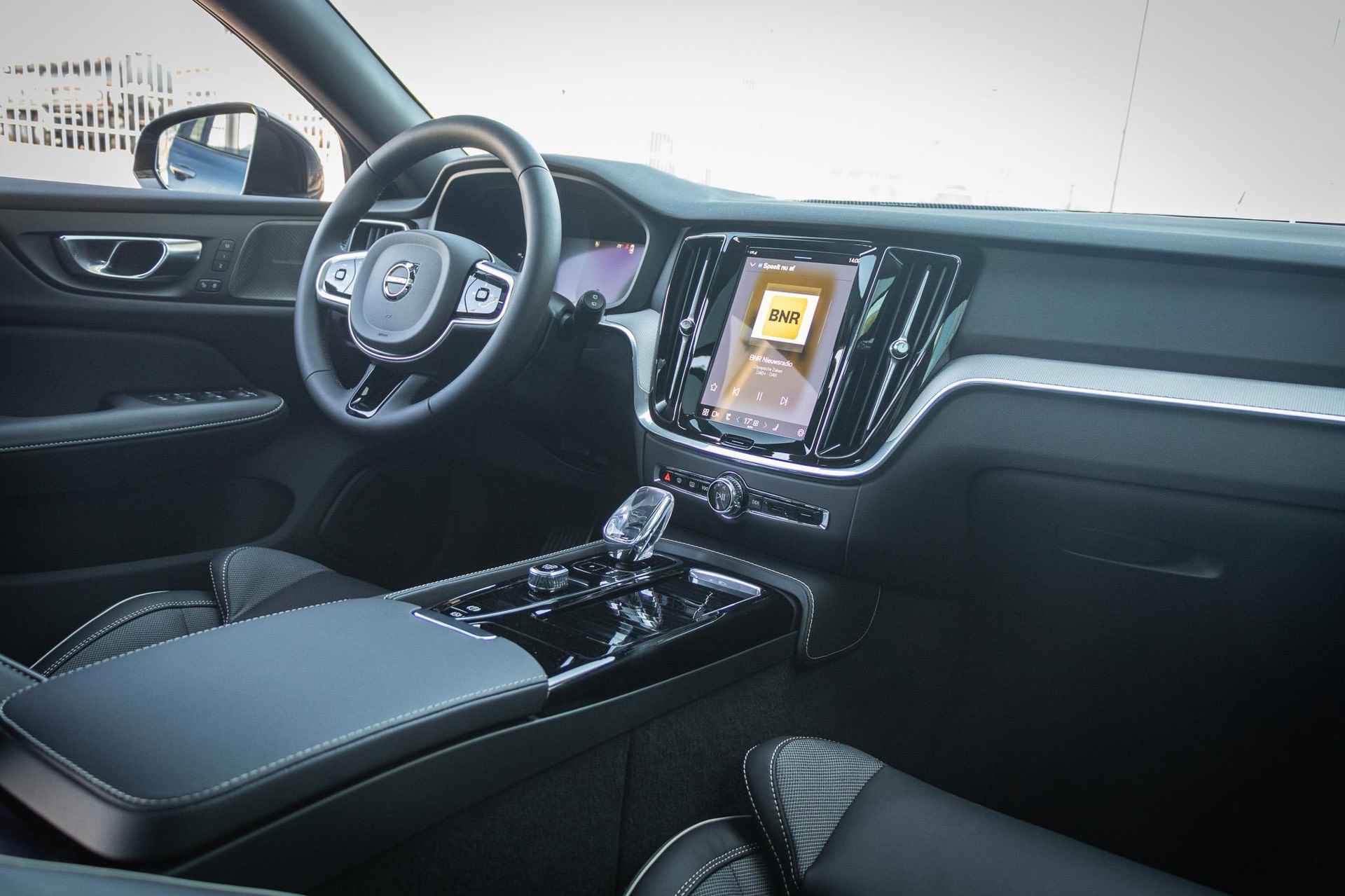 Volvo V60 2.0 T6 Recharge AWD Plus Dark | Extra getint glas| Schuifdak | Harman Kardon audio | Elektrische achterklep | Stoel en stuurverwarming | Adaptieve Cruise control - 17/18