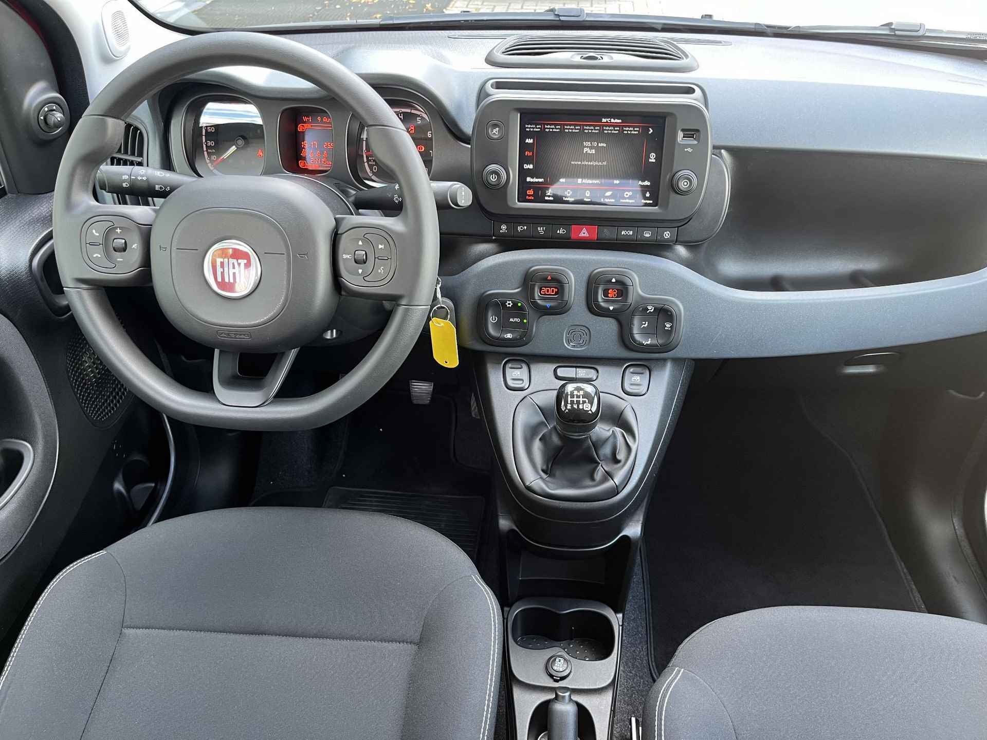 Fiat Panda 1.0 Hybrid Cross / Navigatie D.M.V. Apple carplay & Android auto / Climate control / Parkeersensoren achter / Elektrische ramen voor / - 2/47