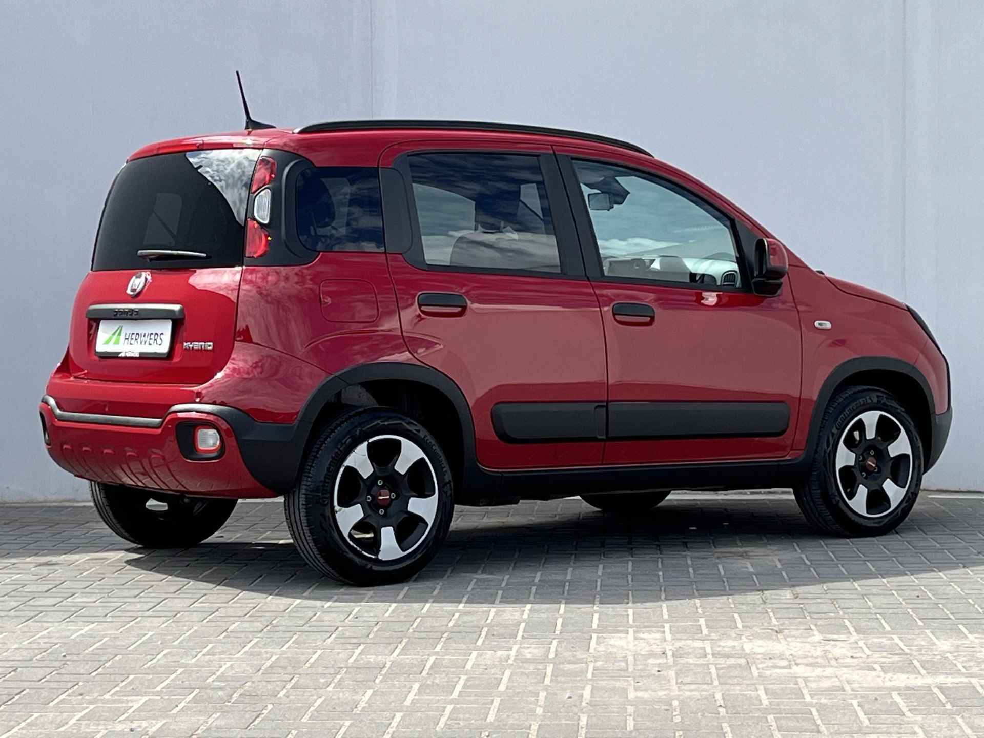 Fiat Panda 1.0 Hybrid Cross / Navigatie D.M.V. Apple carplay & Android auto / Climate control / Parkeersensoren achter / Elektrische ramen voor / - 3/47