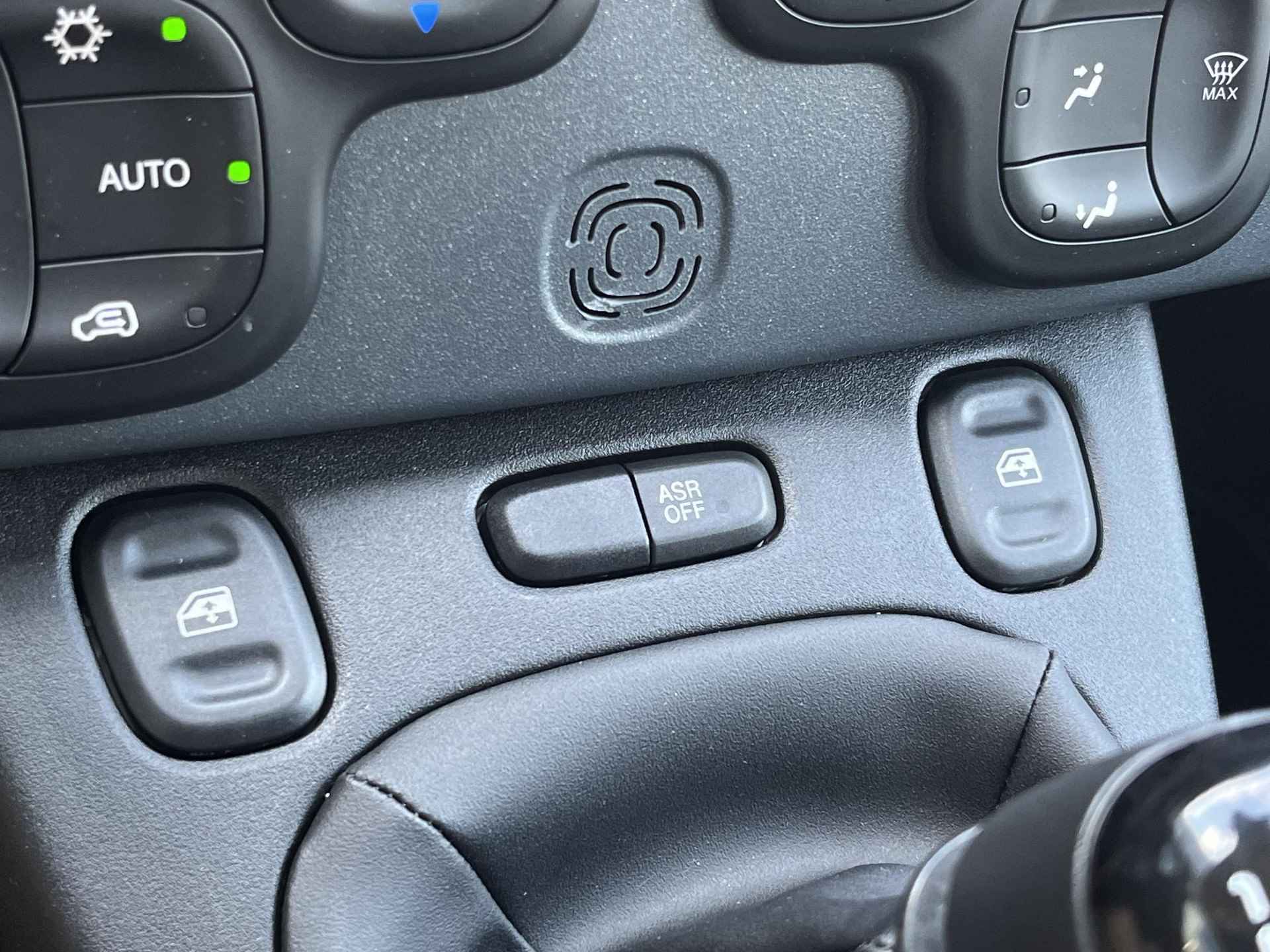 Fiat Panda 1.0 Hybrid Cross / Navigatie D.M.V. Apple carplay & Android auto / Climate control / Parkeersensoren achter / Elektrische ramen voor / - 18/47