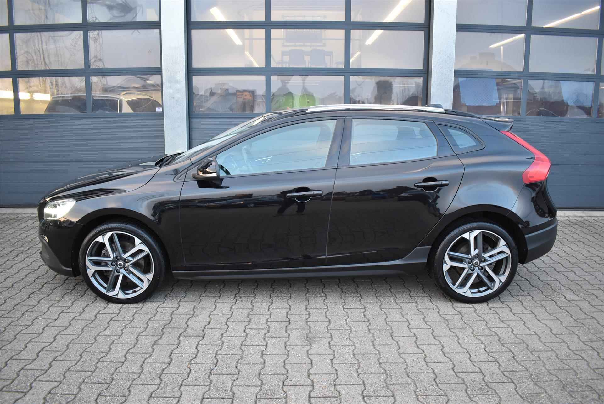 VOLVO V40 Cross Country 1.5 T3 152pk Geartronic Nordic+ - 2/36