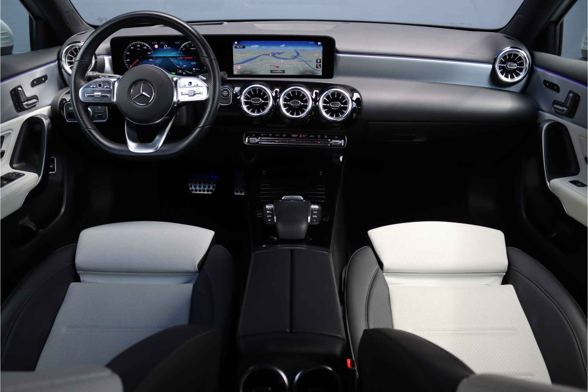 Mercedes-Benz A-Klasse 250 e AMG Line Aut8, Distronic+, Memorypakket, Stoelverwarming-/ventilatie, Head-up Display, Keyless Go, Camera, Widescreen, Multibeam LED, Etc. - 3/39