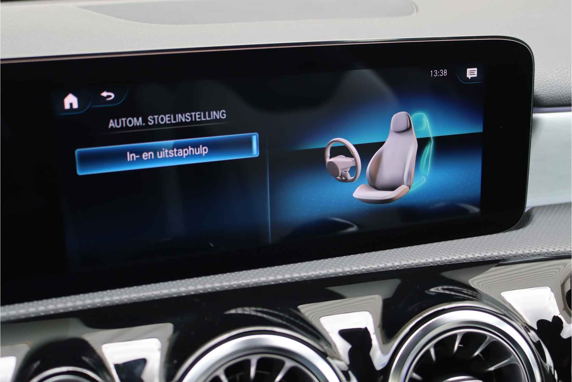Mercedes-Benz A-Klasse 250 e AMG Line Aut8, Distronic+, Memorypakket, Stoelverwarming-/ventilatie, Head-up Display, Keyless Go, Camera, Widescreen, Multibeam LED, Etc. - 13/39