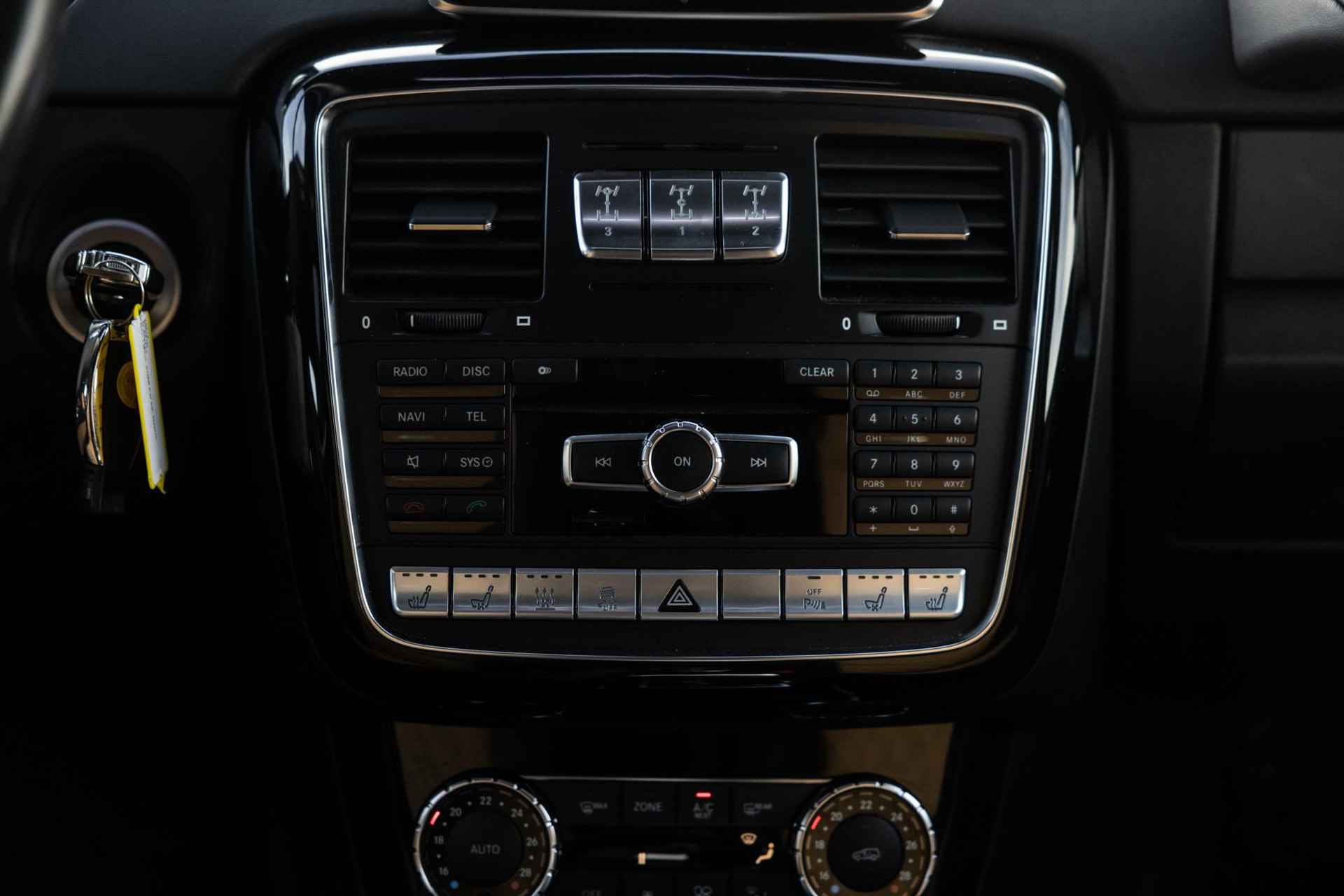 Mercedes-Benz G-klasse AMG 65 | V12 | UNIEK! | Designo | Adaptieve cruise control | Panoramadak | Stoelverwarming en verkoeling | Nieuwprijs €407.000,- | - 28/74