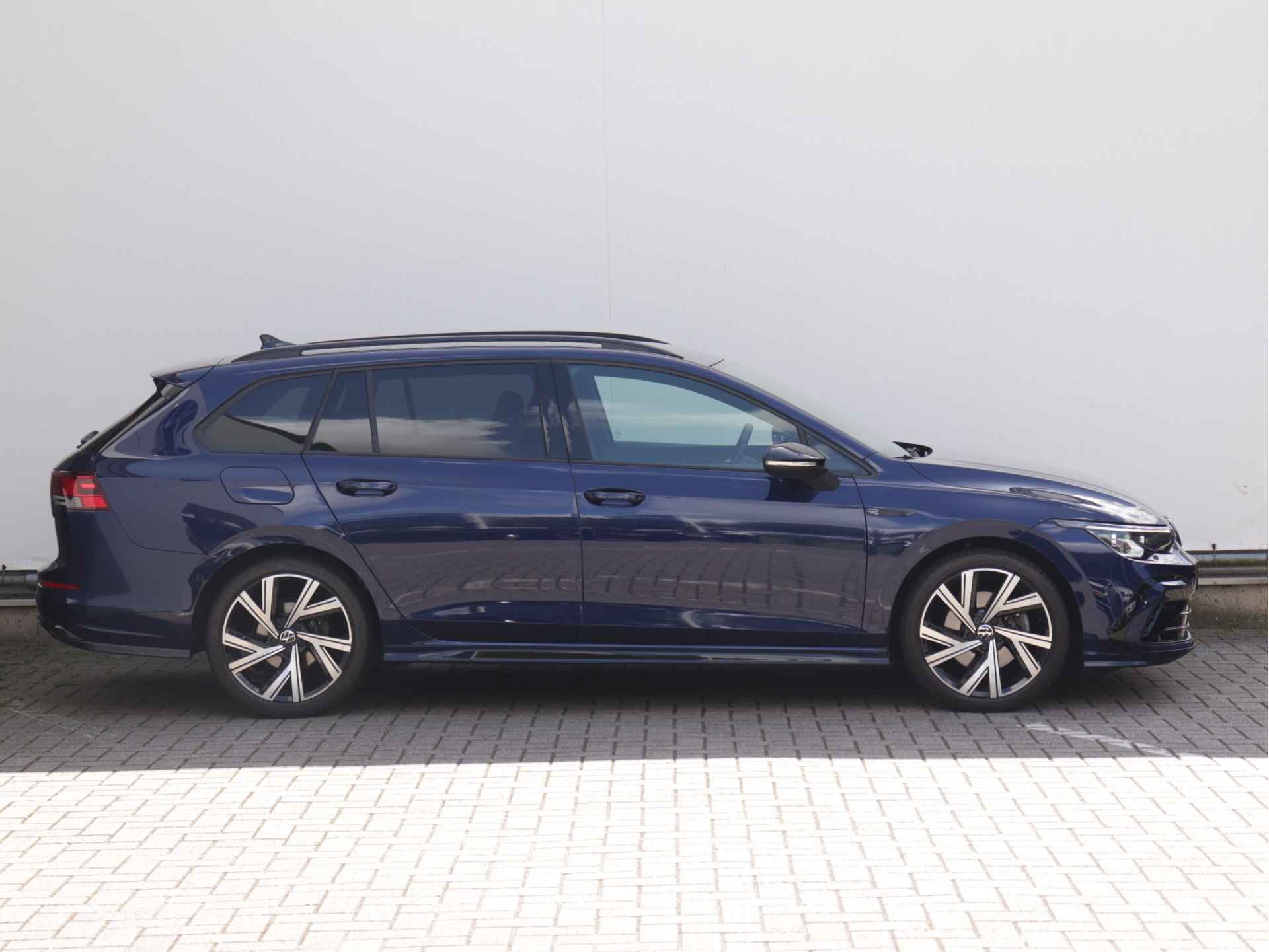 Volkswagen GOLF Variant 2.0 TSI 190pk R-Line Automaat | Keyless | Camera | ACC | LED Plus | Dodehoekdetectie | Stoel- en Stuurverwarming | - 2/61