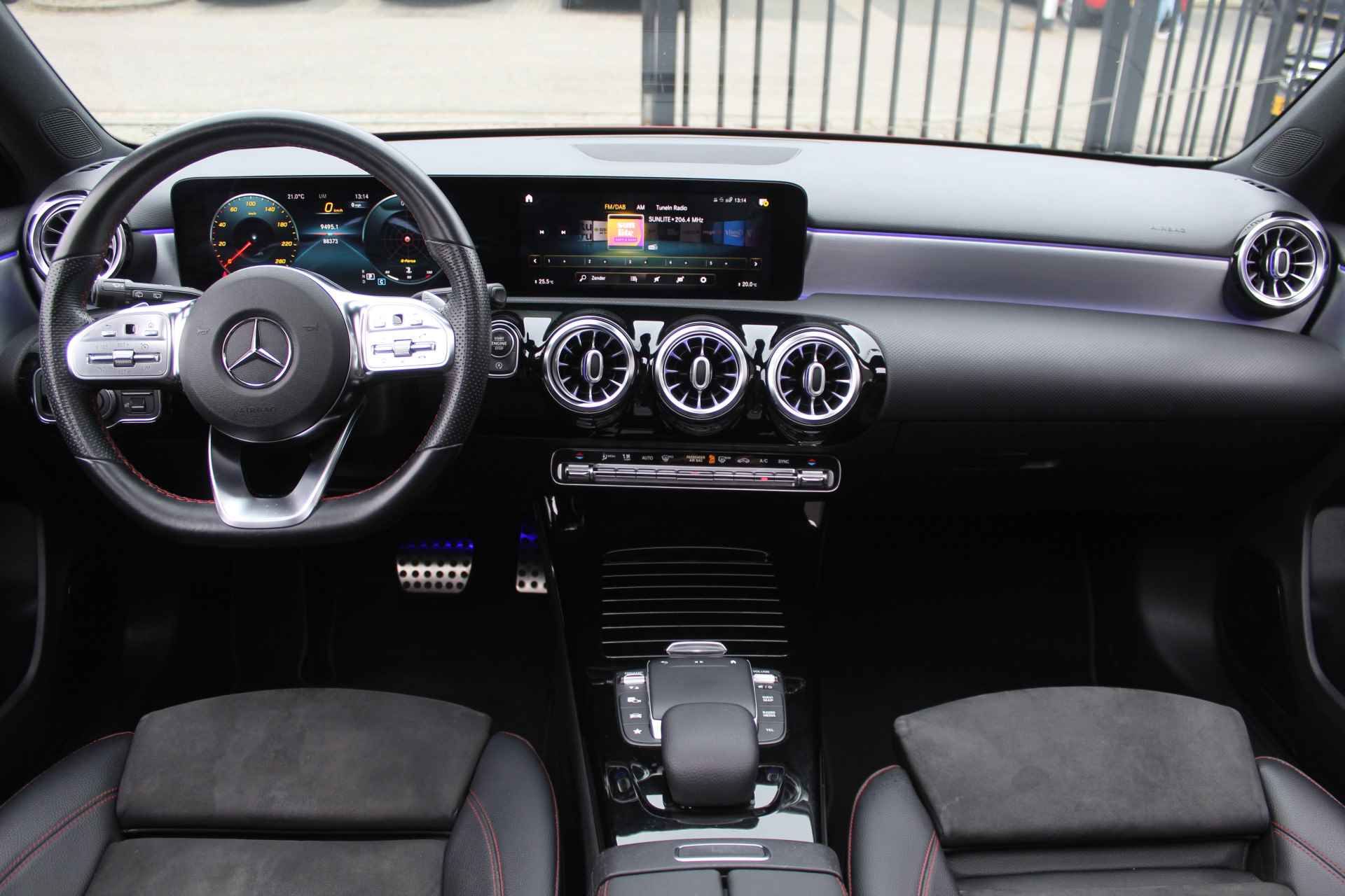 Mercedes-Benz A-Klasse 180 Business Solution AMG Automaat Orig. NL auto/Panoramadak/Sfeerverlichting/Digital dashboard/Navigatie/Achteruitrijcamera/Cli - 17/29