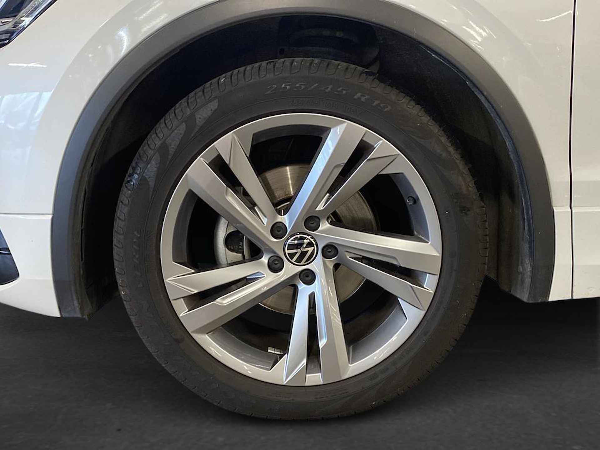 Volkswagen Tiguan 1.5 150pk TSI R-Line Business+ / Parkeerhulp voor en achter / Navigatie systeem / Velgen 'Valencia', 19 inch lichtmetaal - 34/35