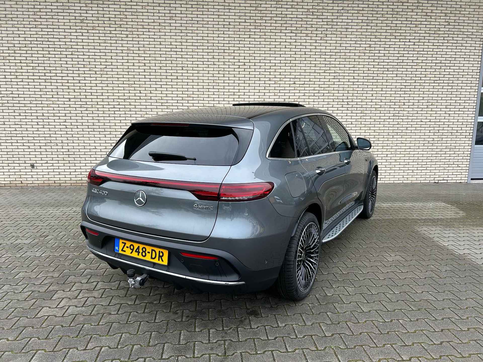 Mercedes-Benz EQC 400 4-Matic AMG-Line | Trekhaak | Schuifdak | Rij-assistentiepakket | Apple Carplay - 8/24