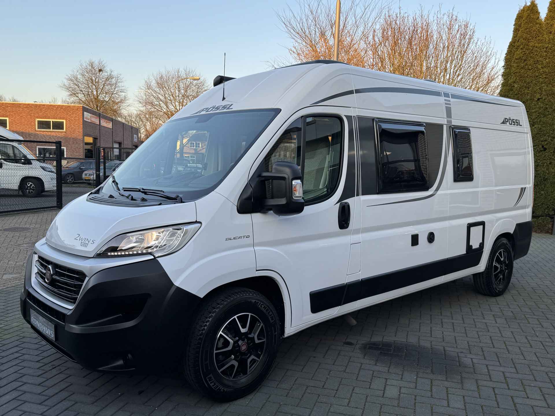 Pössl 2Win S Plus 600 D-Line 180 pk AUTOMAAT 9-Traps Euro6 Fiat Ducato **Slechts 6 meter/Groot dwarsbed/4 zitplaatsen/Luifel/Zonnepane - 48/69