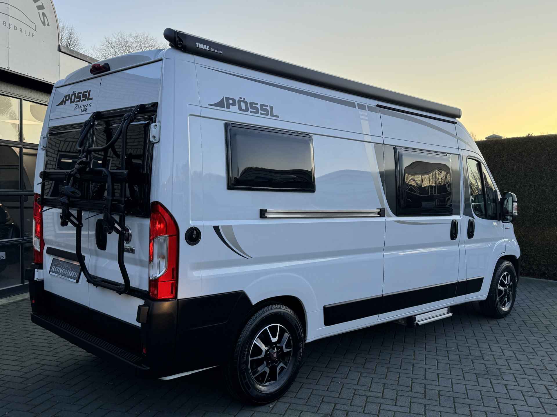 Pössl 2Win S Plus 600 D-Line 180 pk AUTOMAAT 9-Traps Euro6 Fiat Ducato **Slechts 6 meter/Groot dwarsbed/4 zitplaatsen/Luifel/Zonnepane - 51/69