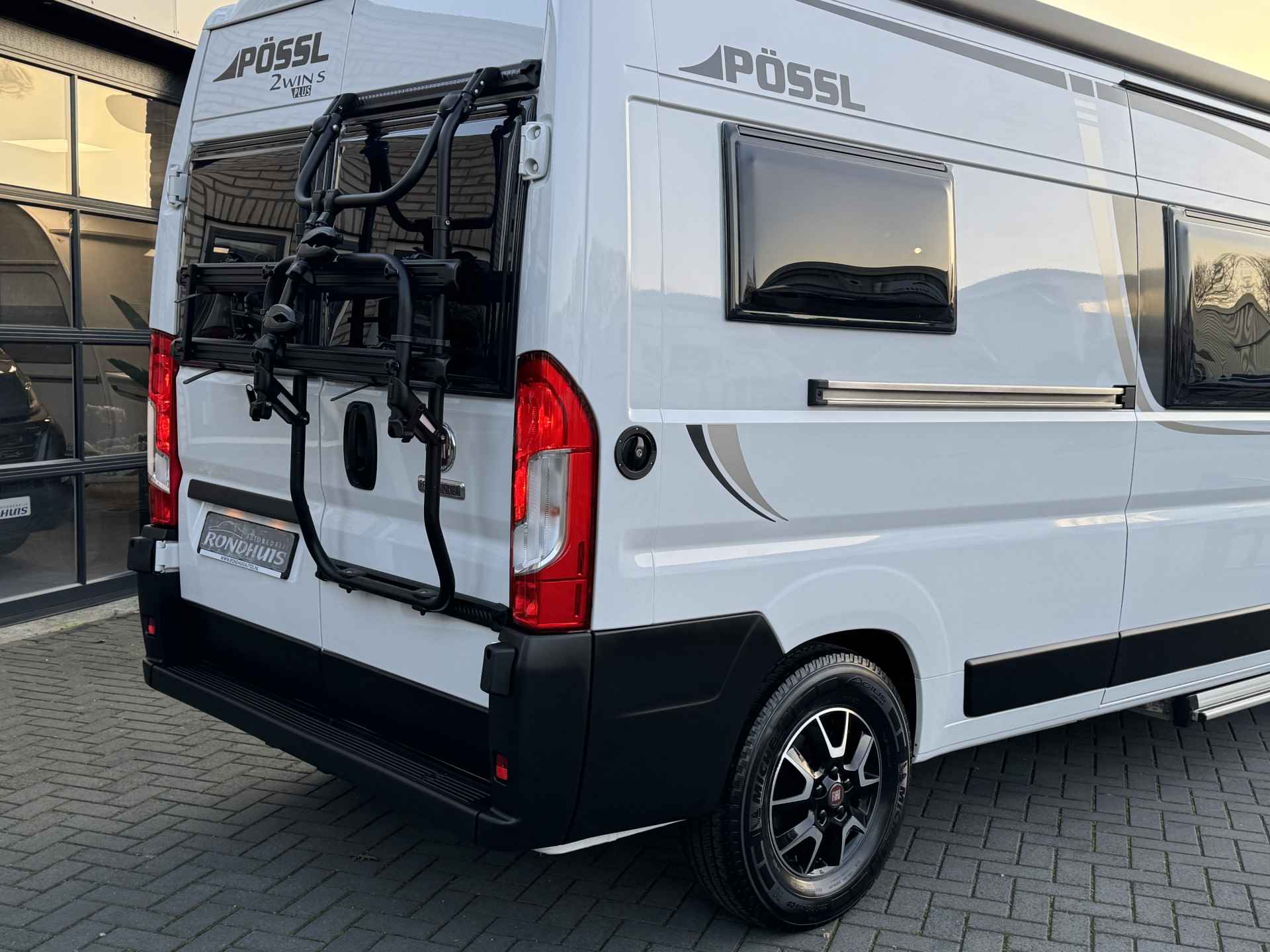 Pössl 2Win S Plus 600 D-Line 180 pk AUTOMAAT 9-Traps Euro6 Fiat Ducato **Slechts 6 meter/Groot dwarsbed/4 zitplaatsen/Luifel/Zonnepane - 60/69