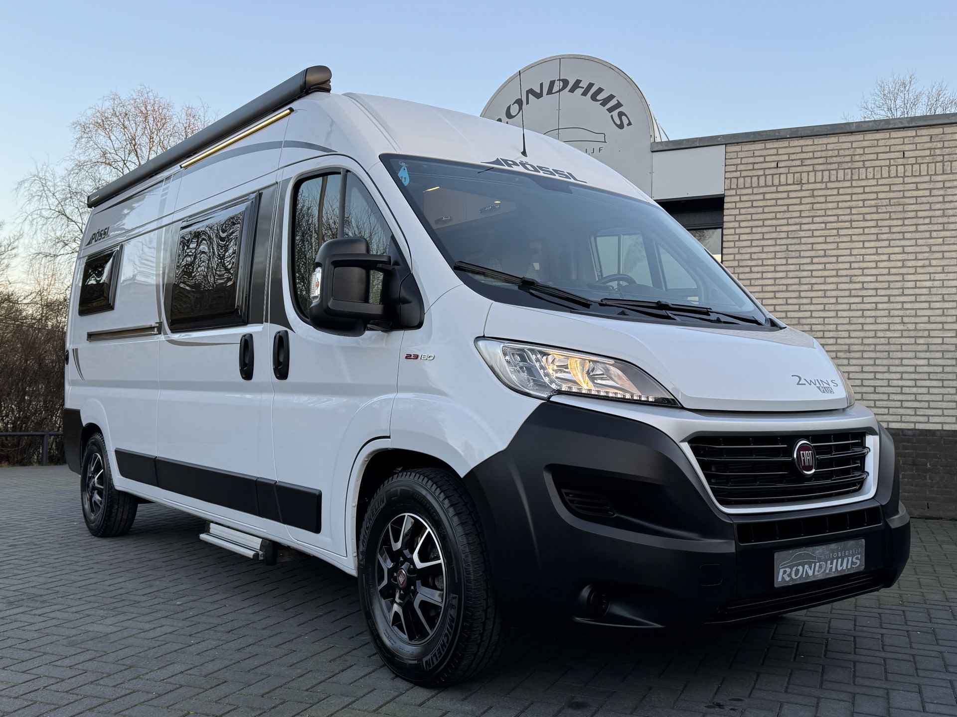 Pössl 2Win S Plus 600 D-Line 180 pk AUTOMAAT 9-Traps Euro6 Fiat Ducato **Slechts 6 meter/Groot dwarsbed/4 zitplaatsen/Luifel/Zonnepane - 66/69