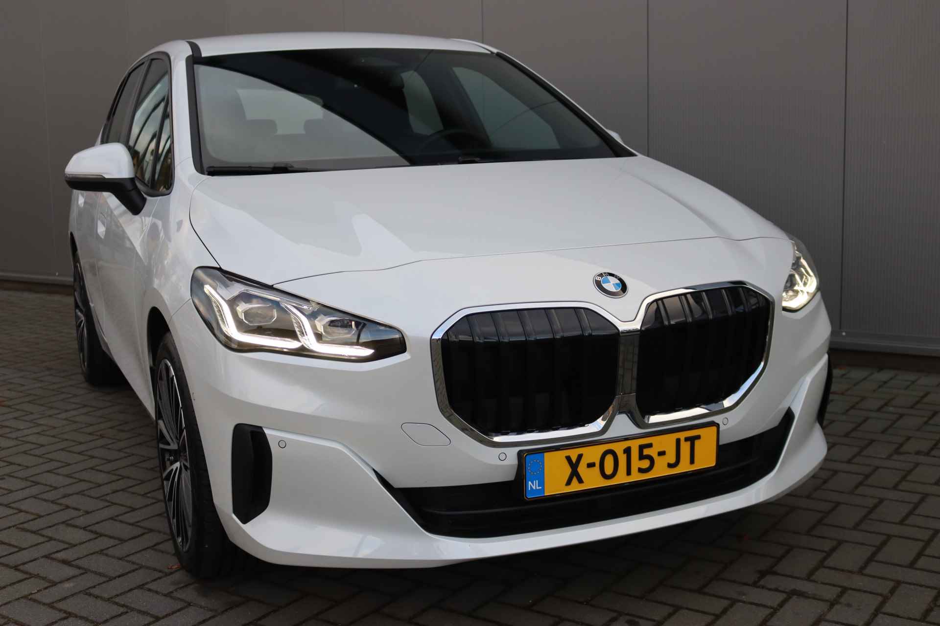 BMW 2 Serie Active Tourer 220i Hybrid Navigatie/19-Inch/Camera/Parkeerhulp/Full-LED - 9/32