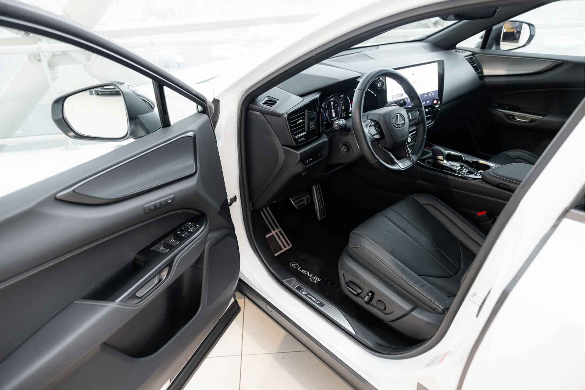 Lexus NX 450h+ AWD F Sport Line | Apple Carplay | Stoelverwarming & verkoeling | Panoramic View | - 17/58