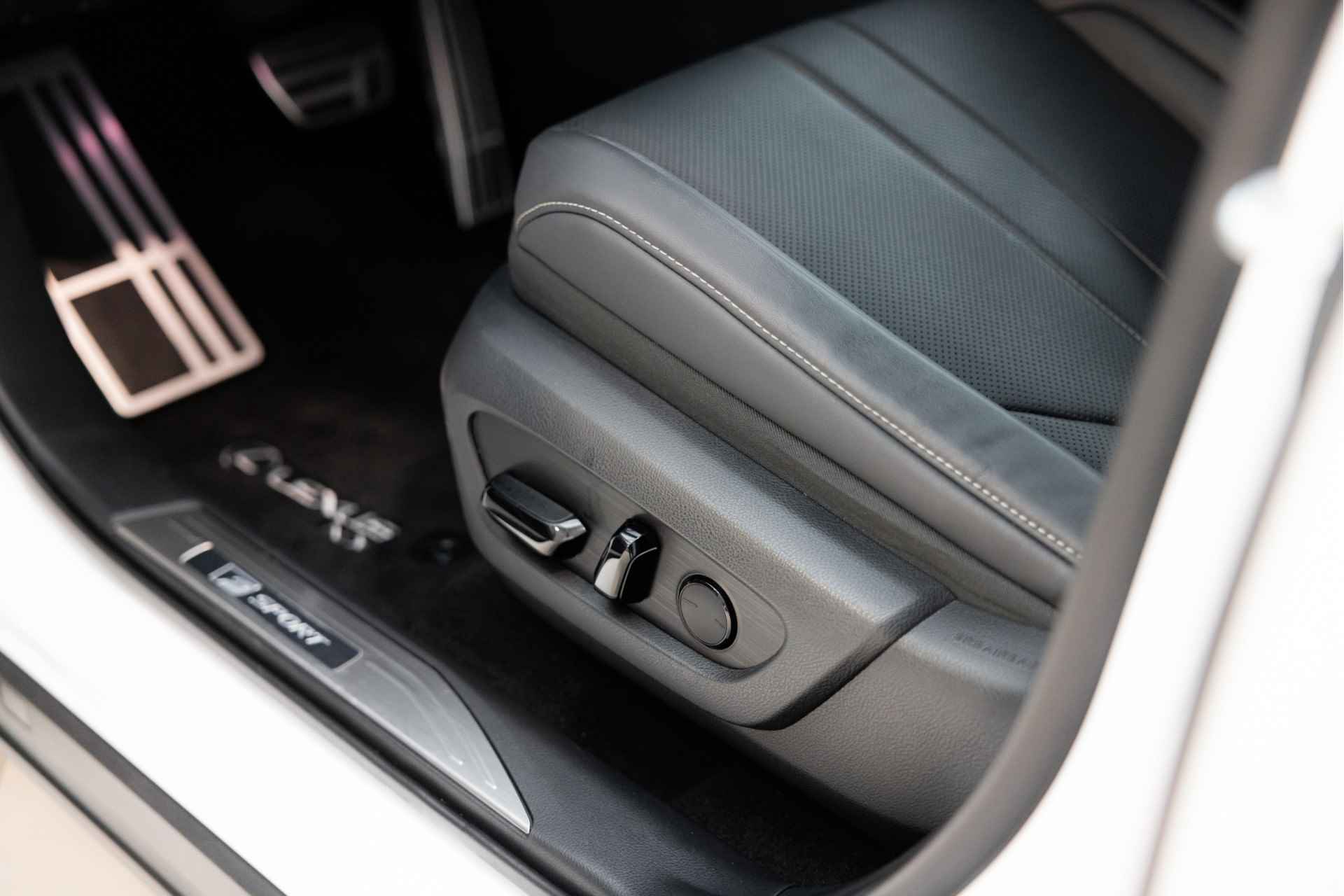 Lexus NX 450h+ AWD F Sport Line | Apple Carplay | Stoelverwarming & verkoeling | Panoramic View | - 29/58