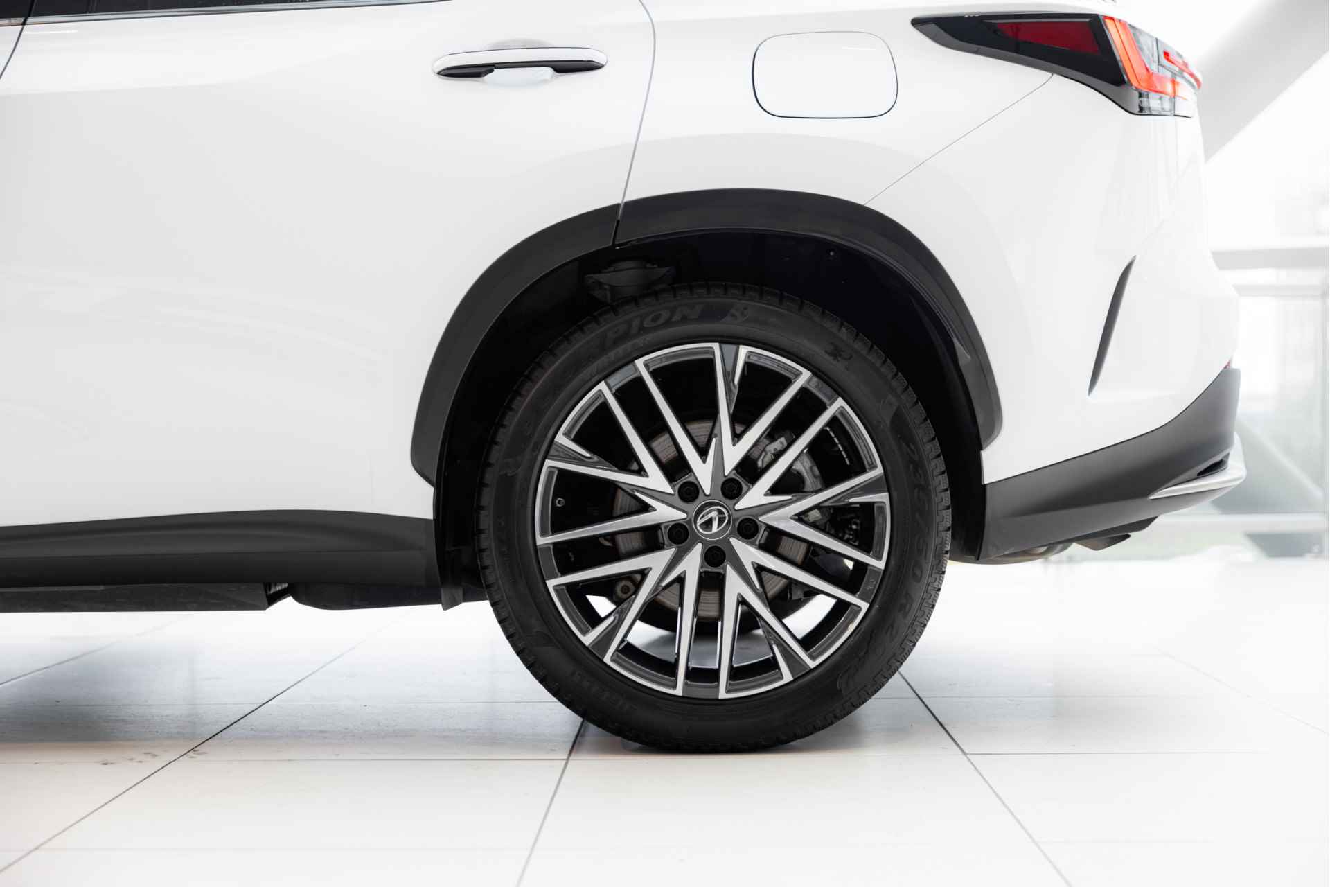 Lexus NX 450h+ AWD F Sport Line | Apple Carplay | Stoelverwarming & verkoeling | Panoramic View | - 45/58