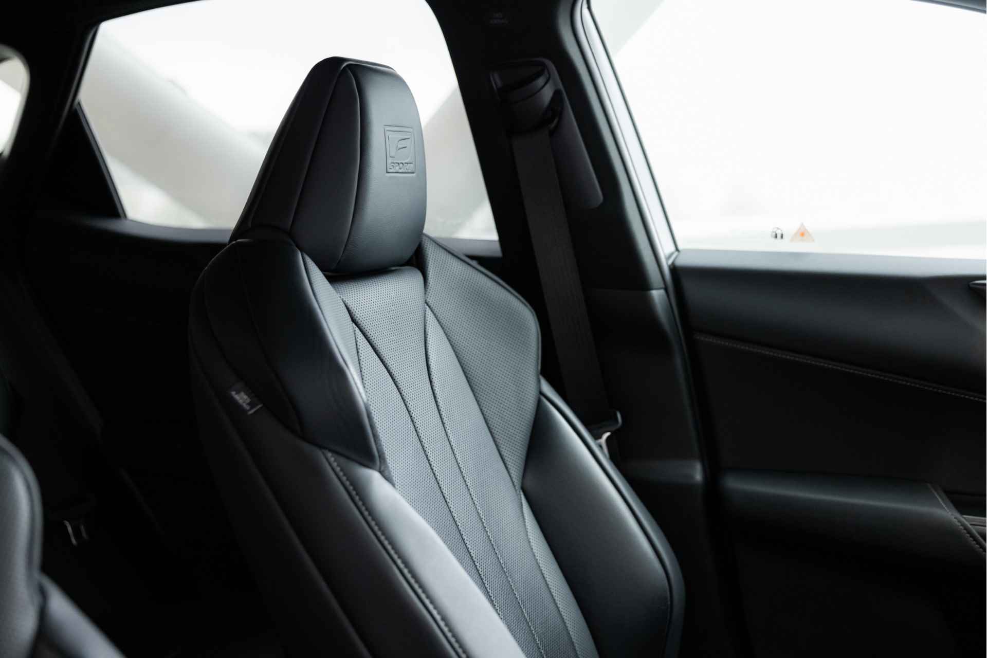 Lexus NX 450h+ AWD F Sport Line | Apple Carplay | Stoelverwarming & verkoeling | Panoramic View | - 55/58