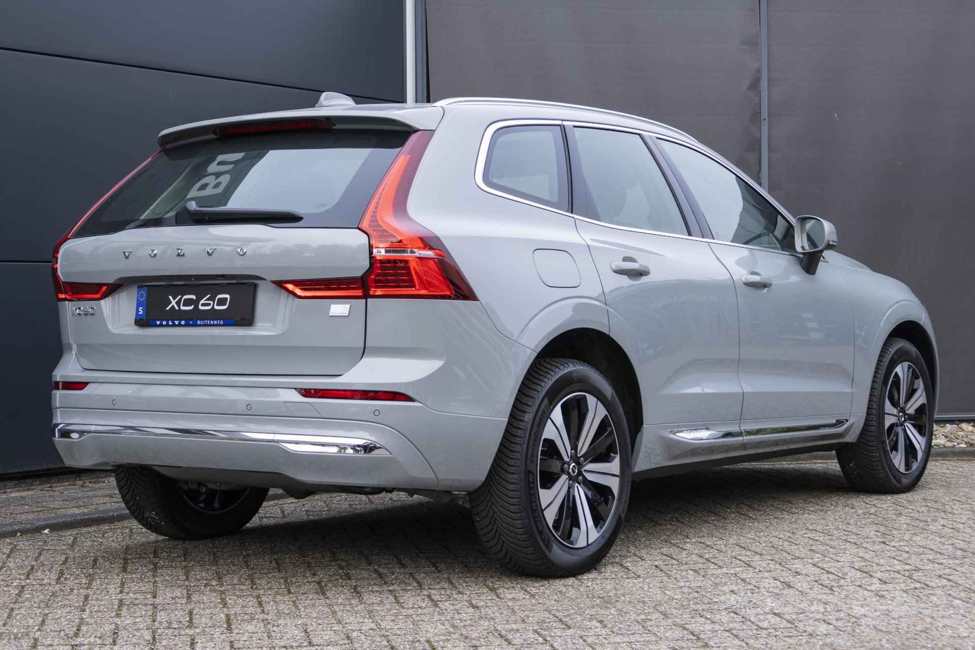 Volvo XC60 Recharge T6 AWD Essential Edition Bright Long Range | Panoramadak | Parkeercamera | Stoel- en stuurverwarming | Direct Leverbaar | Moritz Leder - 4/40