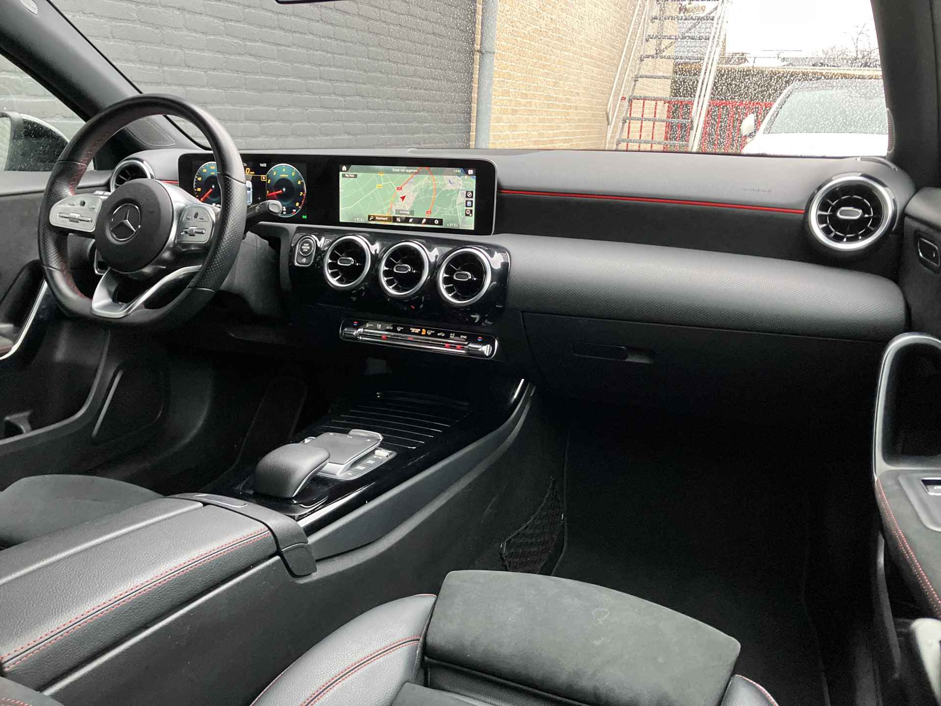 Mercedes-Benz A-Klasse 180 Business Solution AMG AUT. | 1e eigenaar | dealer onderhouden | apple carplay | camera | navigatie - 16/38