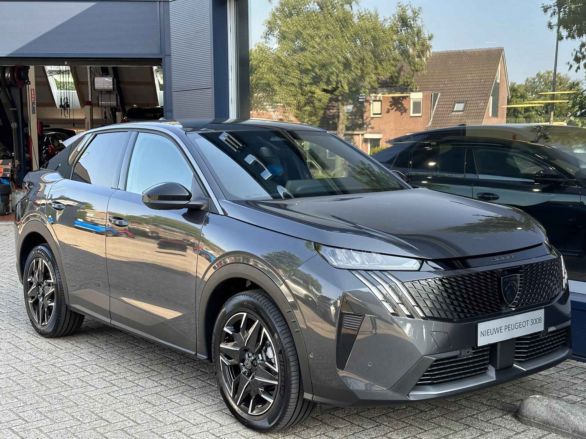 Peugeot 3008 1.2 Hybrid 136 Allure | Nieuwste Model 3008 | Automaat | Panorama Navigatie | AGR Stoel + Stoelverwarming | Draadloze Telefoonlader | Keyless Entry | Climate Control | LED Verlichting | 19 Inch Lichtmetalen Velgen | Camera | Half Lederen bekleding | - 8/58